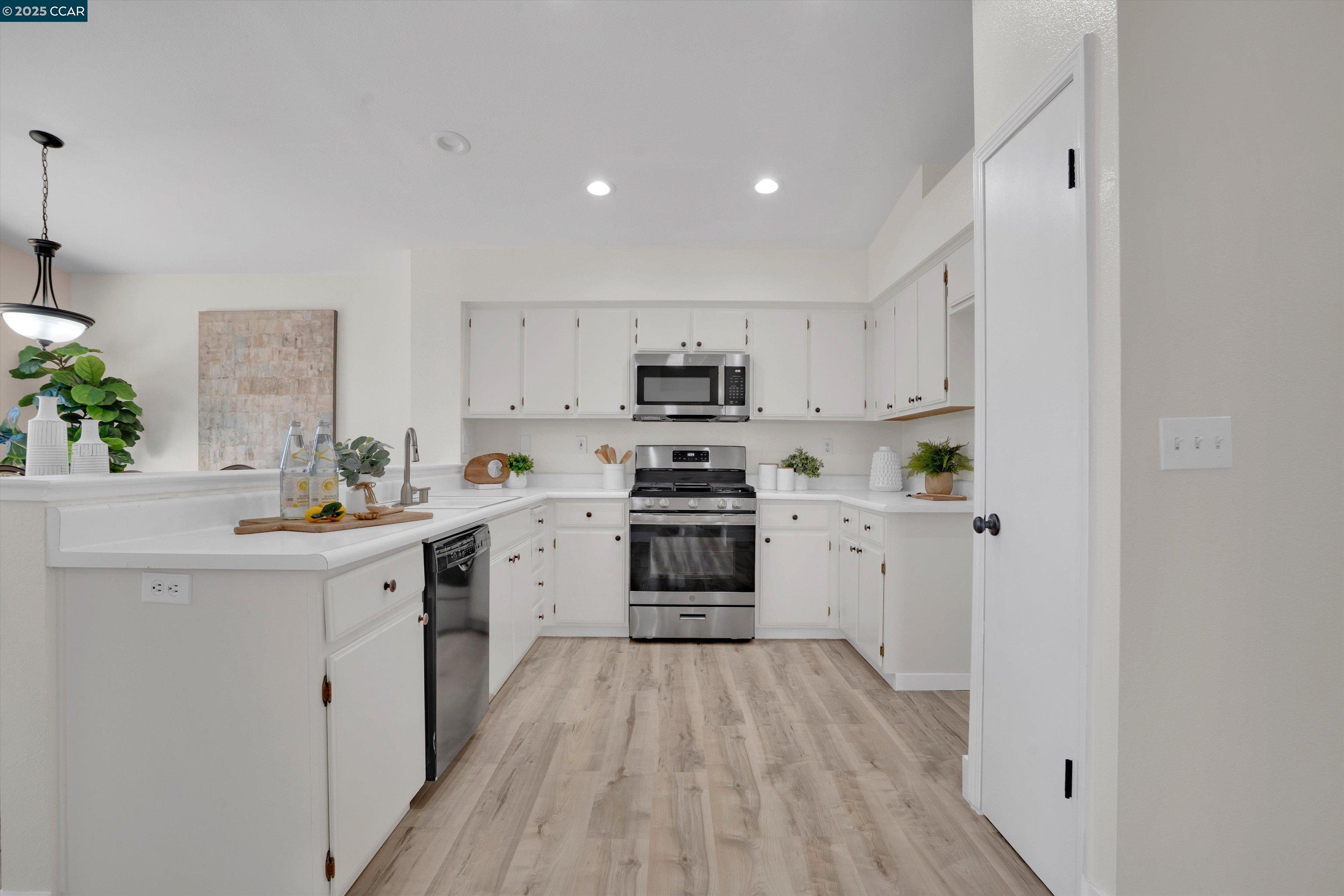Detail Gallery Image 5 of 28 For 1634 Freed Cir, Pittsburg,  CA 94565 - 3 Beds | 2 Baths