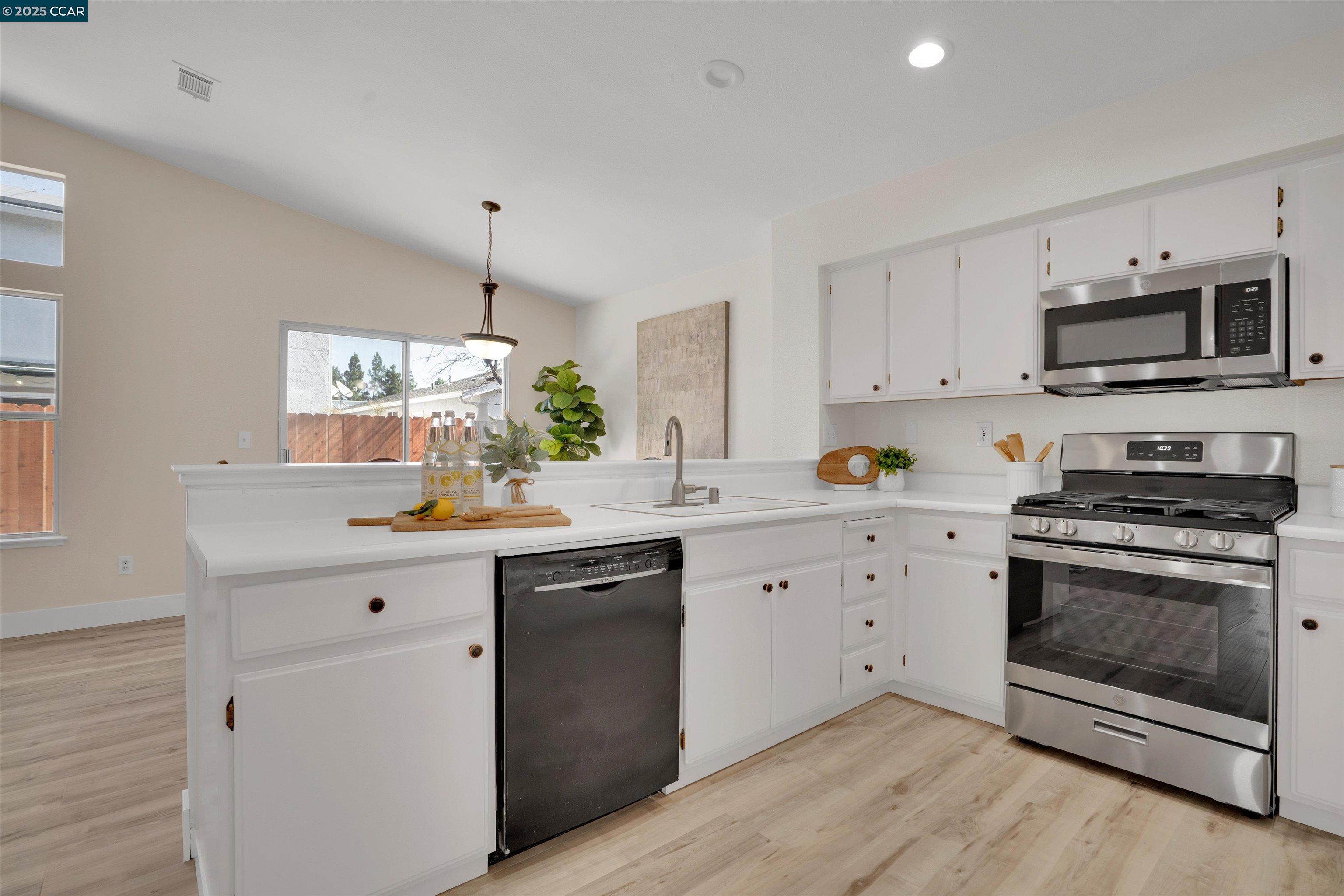 Detail Gallery Image 6 of 28 For 1634 Freed Cir, Pittsburg,  CA 94565 - 3 Beds | 2 Baths