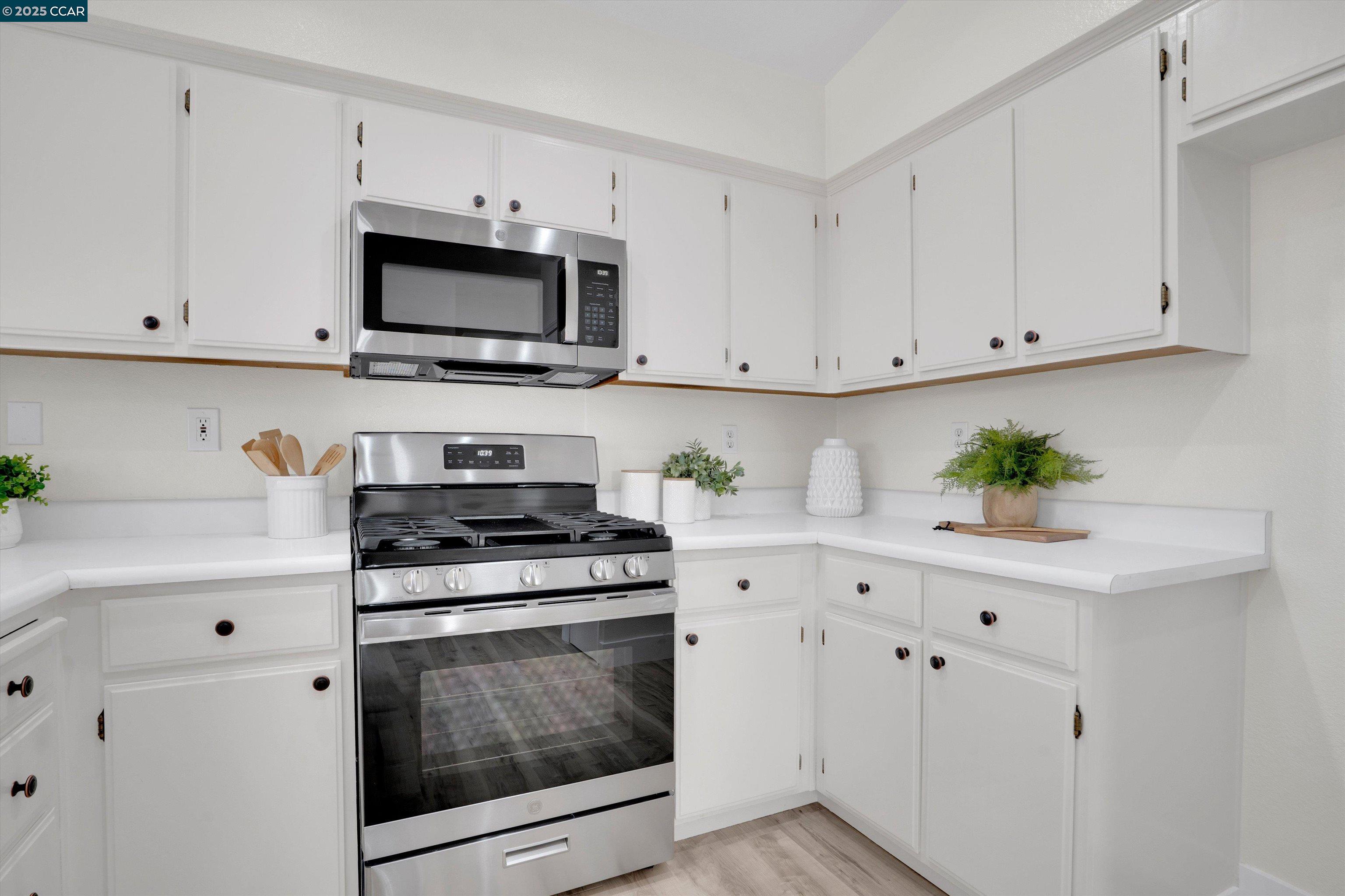 Detail Gallery Image 8 of 28 For 1634 Freed Cir, Pittsburg,  CA 94565 - 3 Beds | 2 Baths