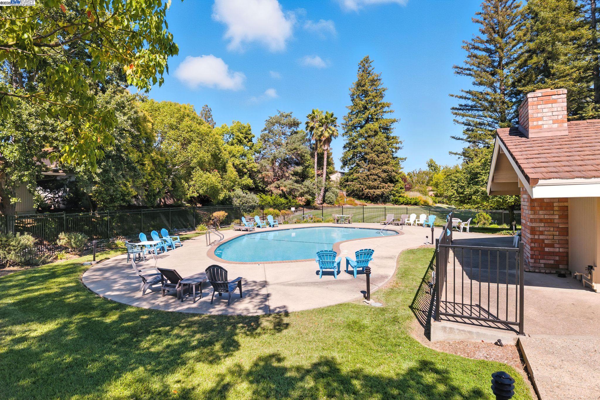 Detail Gallery Image 30 of 35 For 102 Rolling Green Cir, Pleasant Hill,  CA 94523 - 3 Beds | 2 Baths