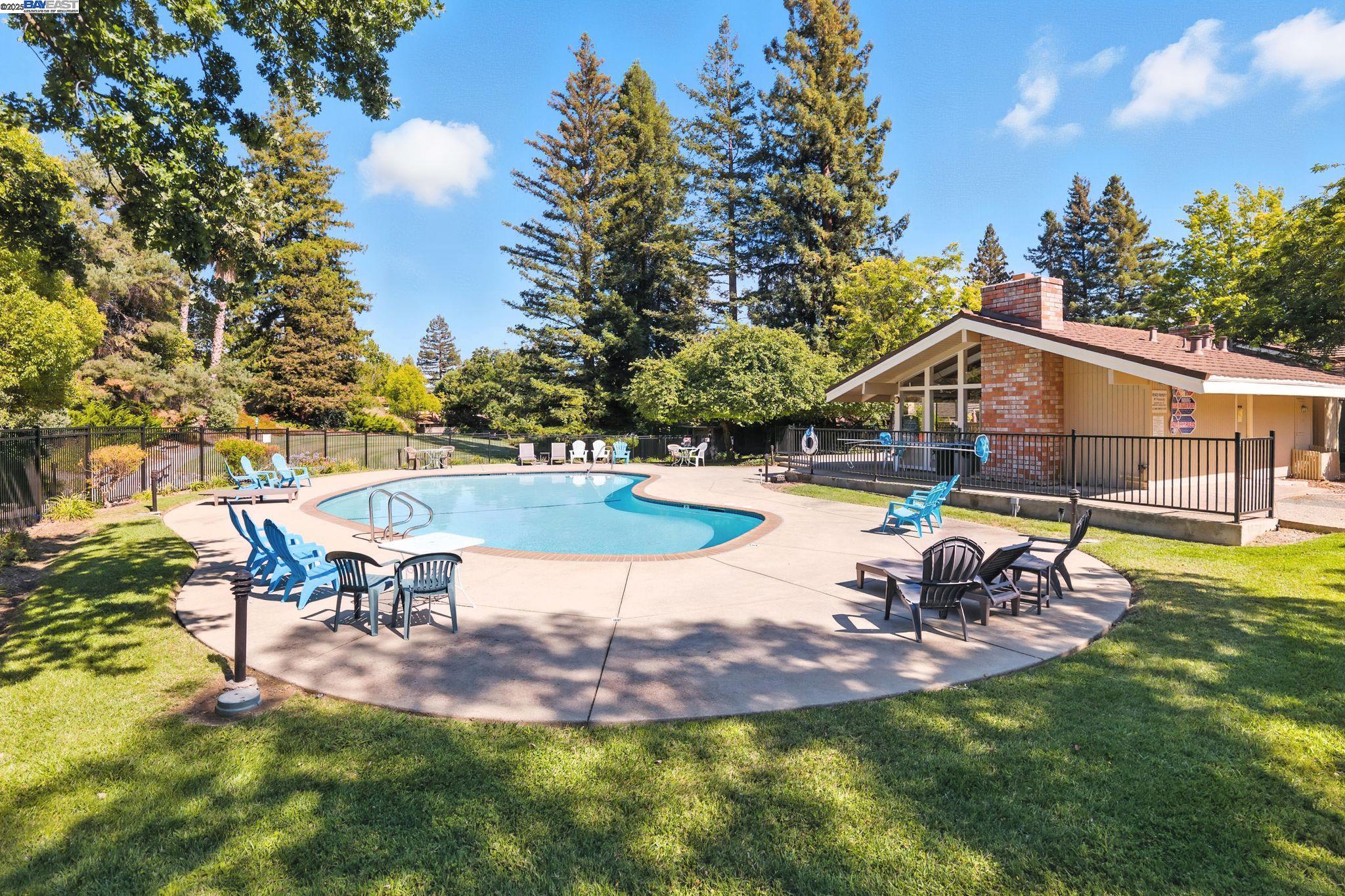 Detail Gallery Image 32 of 35 For 102 Rolling Green Cir, Pleasant Hill,  CA 94523 - 3 Beds | 2 Baths