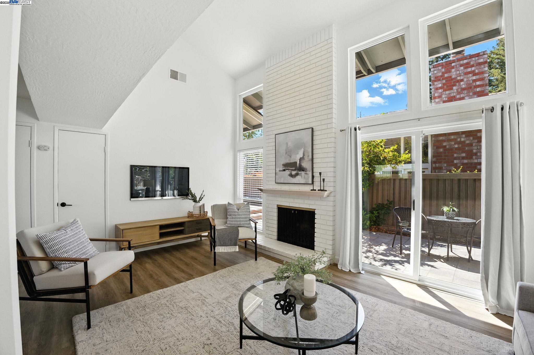 Detail Gallery Image 5 of 35 For 102 Rolling Green Cir, Pleasant Hill,  CA 94523 - 3 Beds | 2 Baths