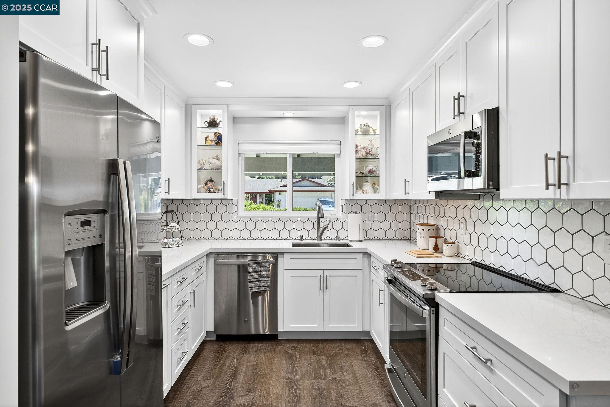 Detail Gallery Image 12 of 55 For 839 Reef Point Dr, Rodeo,  CA 94572-2018 - 3 Beds | 2 Baths