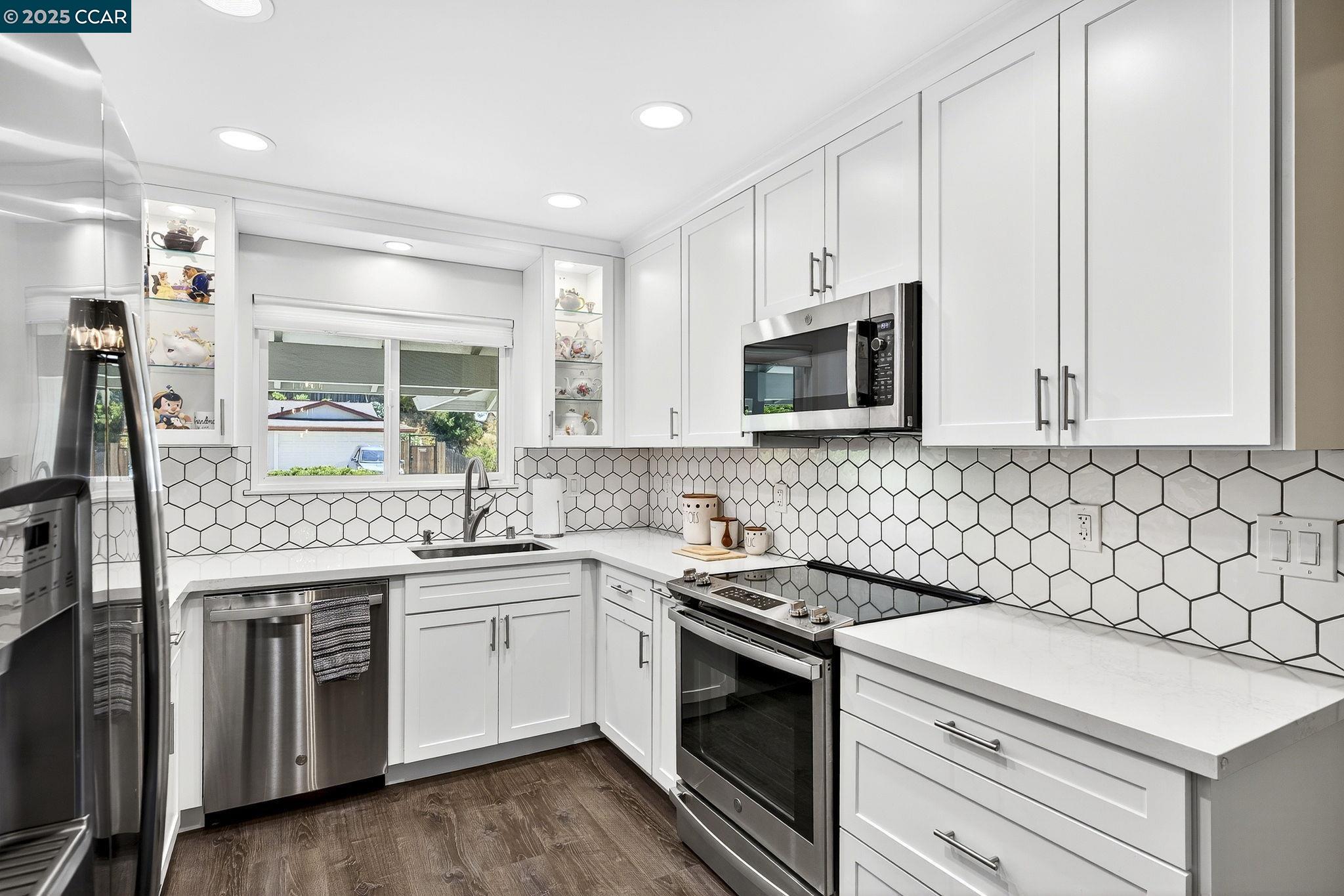 Detail Gallery Image 13 of 55 For 839 Reef Point Dr, Rodeo,  CA 94572-2018 - 3 Beds | 2 Baths