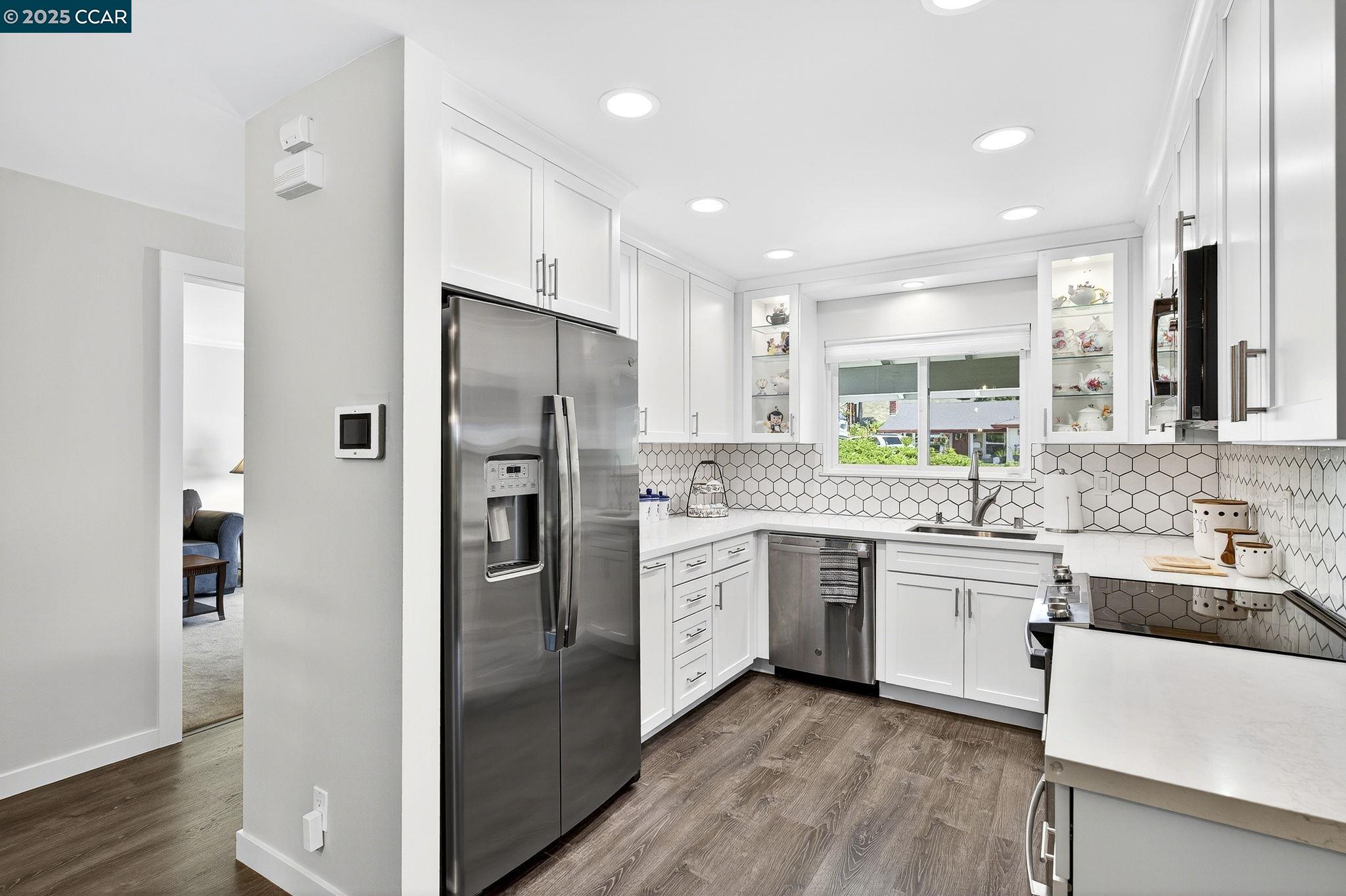 Detail Gallery Image 14 of 55 For 839 Reef Point Dr, Rodeo,  CA 94572-2018 - 3 Beds | 2 Baths