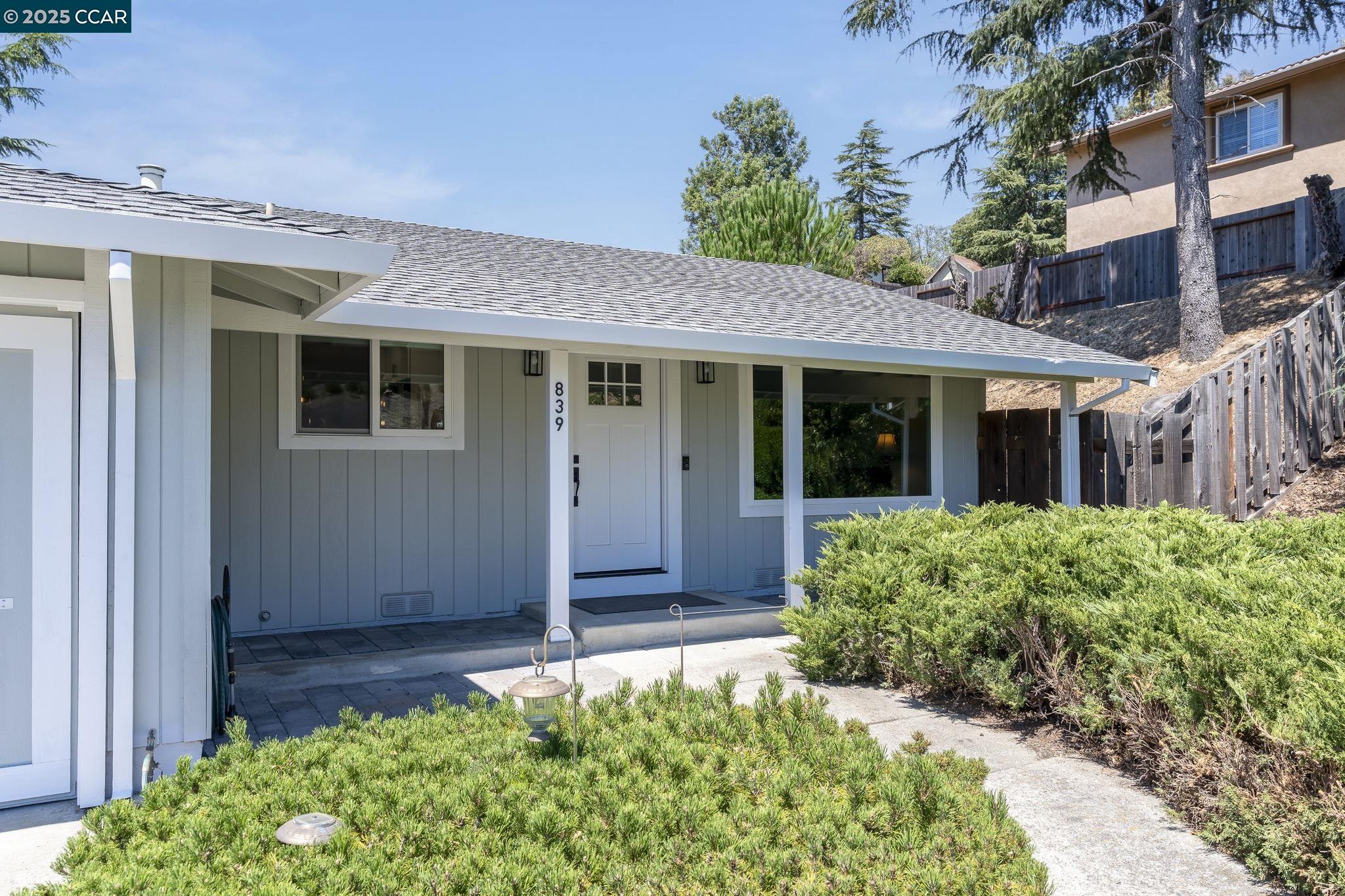 Detail Gallery Image 4 of 55 For 839 Reef Point Dr, Rodeo,  CA 94572-2018 - 3 Beds | 2 Baths