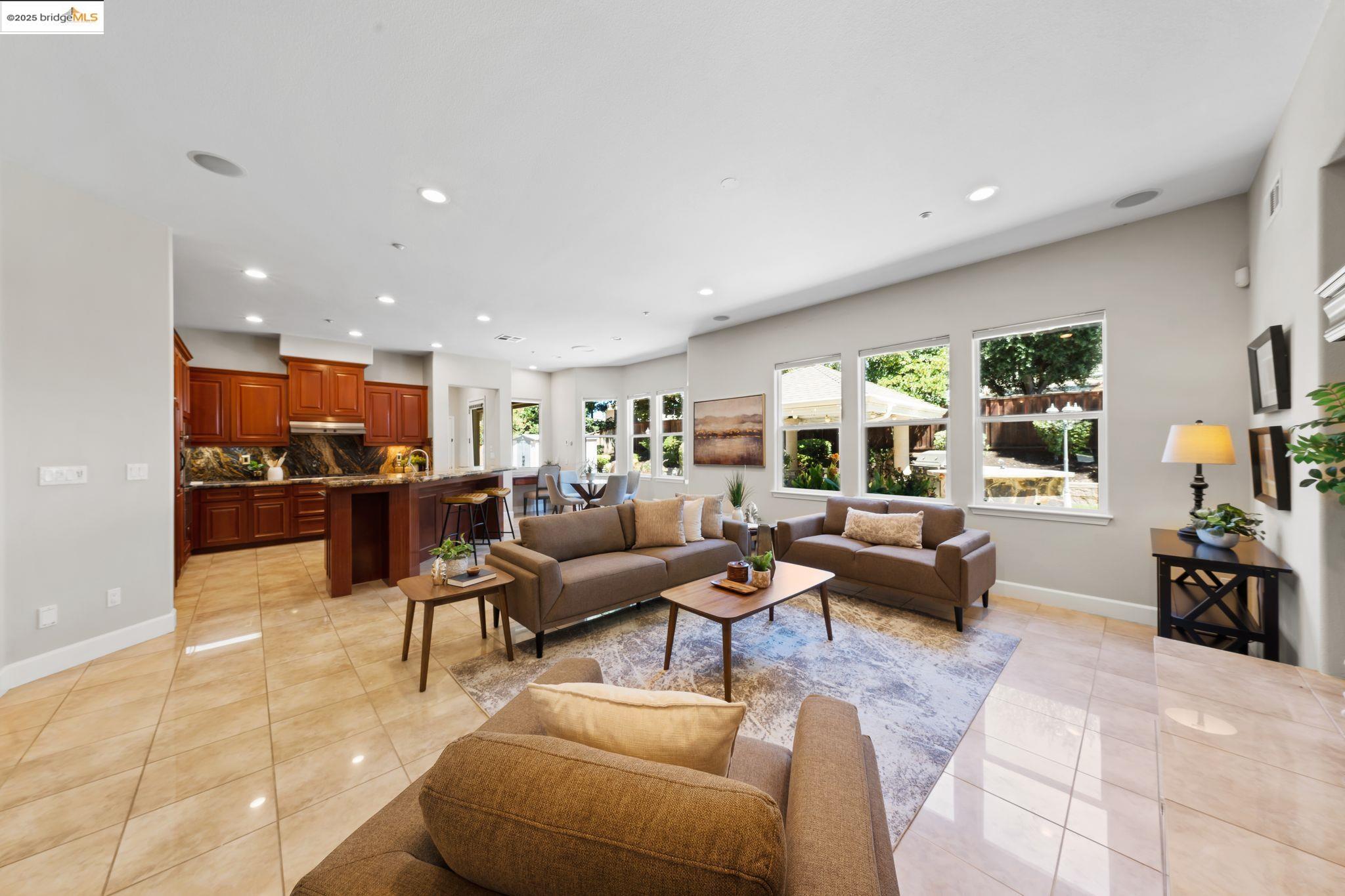Detail Gallery Image 12 of 60 For 185 Campo Ct, Livermore,  CA 94550 - 5 Beds | 4/1 Baths