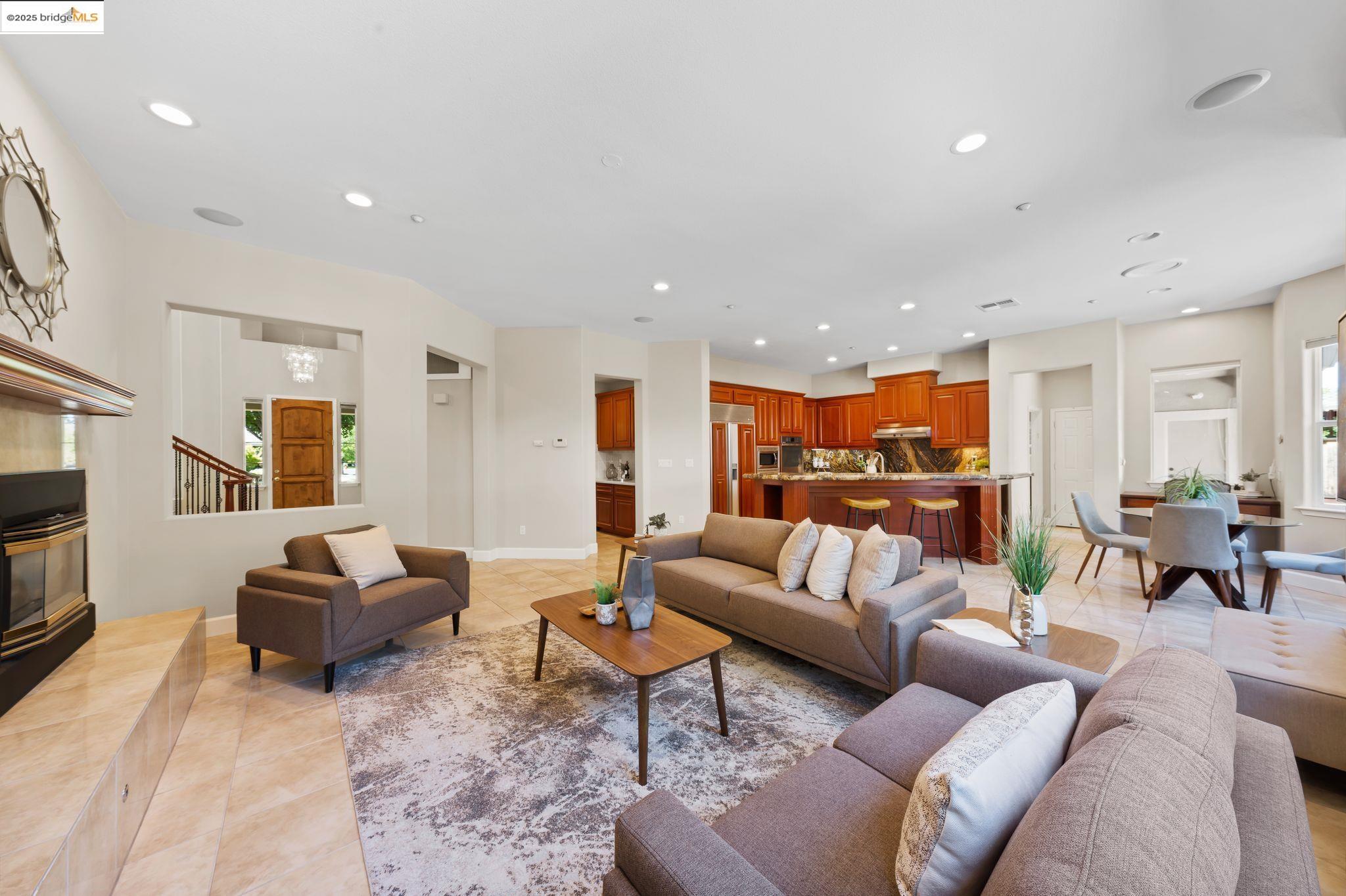 Detail Gallery Image 13 of 60 For 185 Campo Ct, Livermore,  CA 94550 - 5 Beds | 4/1 Baths