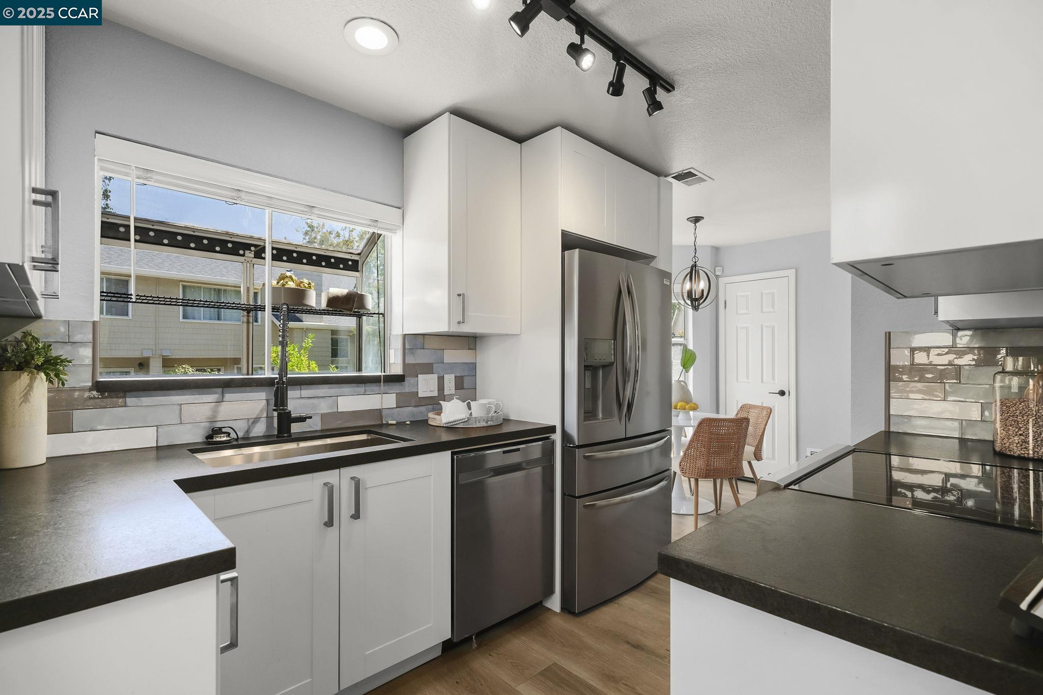 Detail Gallery Image 11 of 36 For 109 Fig Tree Lane, Martinez,  CA 94553 - 2 Beds | 2/1 Baths