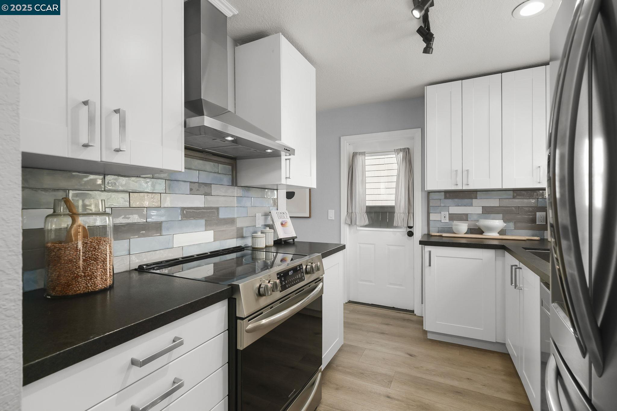 Detail Gallery Image 13 of 36 For 109 Fig Tree Lane, Martinez,  CA 94553 - 2 Beds | 2/1 Baths