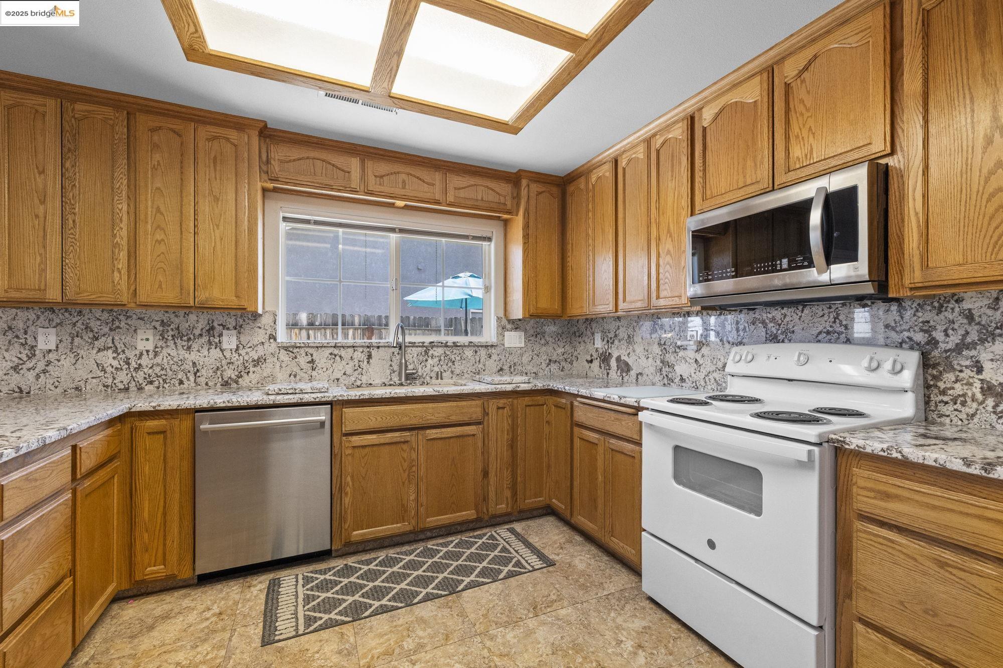 Detail Gallery Image 4 of 51 For 17538 Twin Oak Dr, Jamestown,  CA 95327 - 3 Beds | 2 Baths