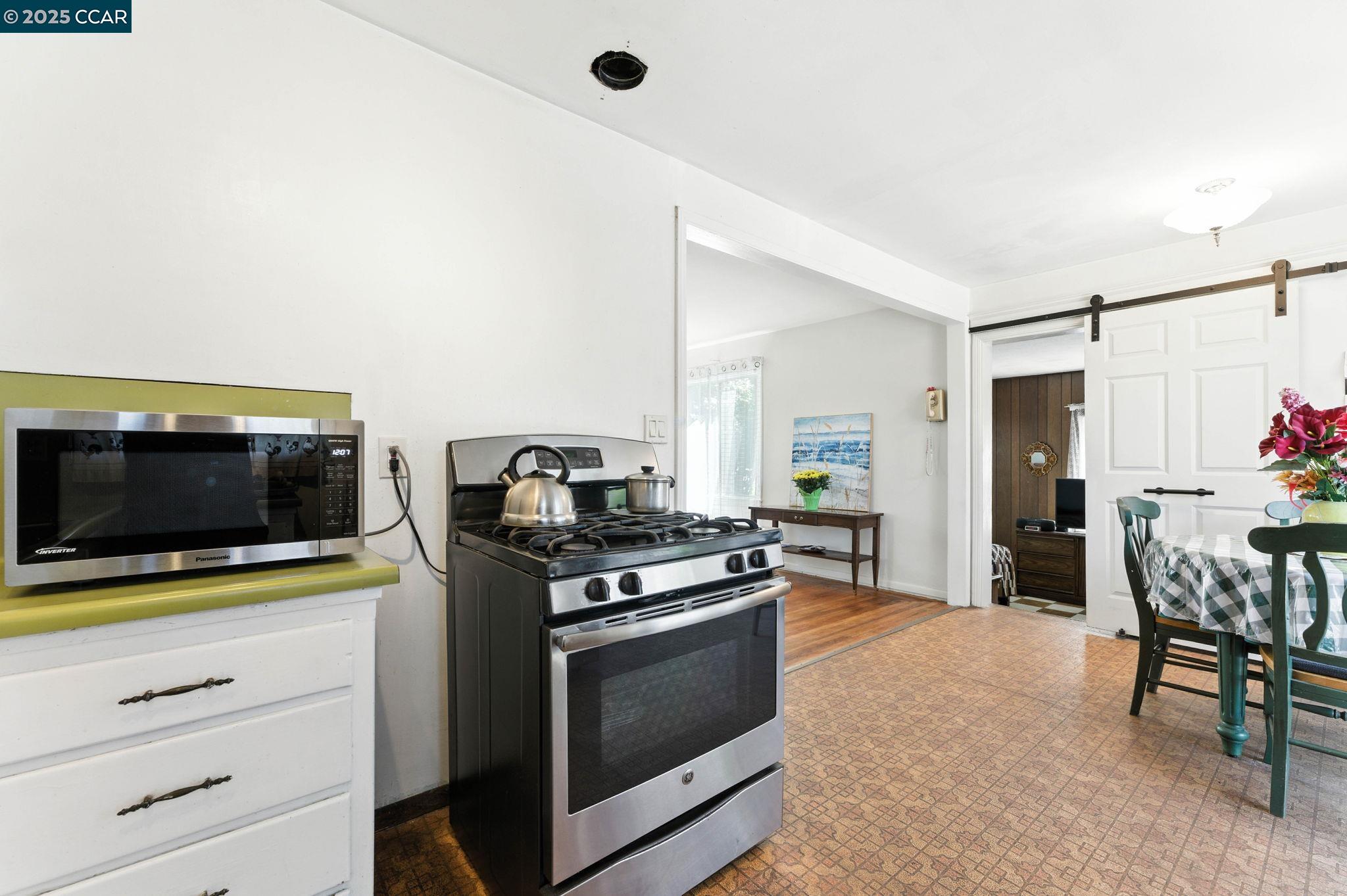 Detail Gallery Image 20 of 54 For 2573 Tara Hills Dr, San Pablo,  CA 94806 - 3 Beds | 1 Baths
