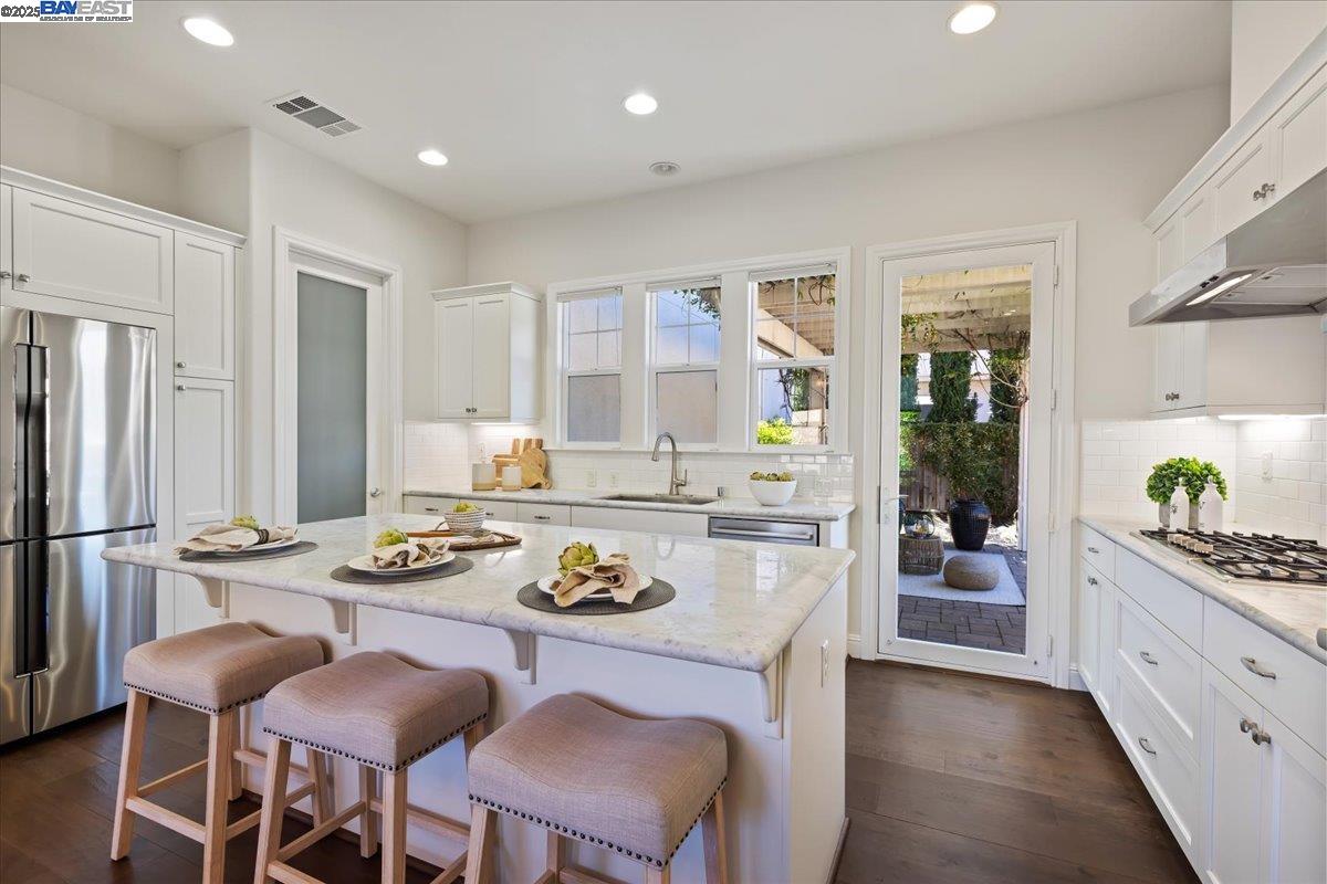 Detail Gallery Image 8 of 37 For 4369 Table Mountain Rd, Dublin,  CA 94568 - 4 Beds | 2/1 Baths
