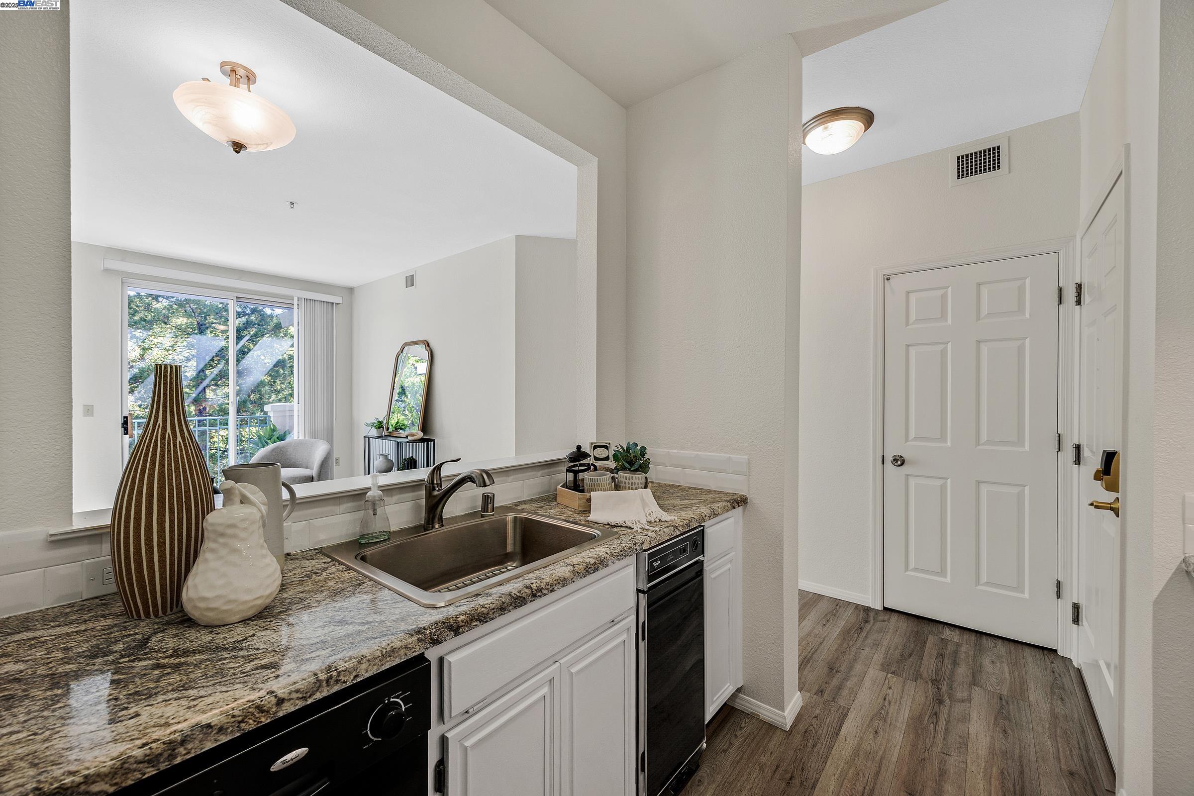 Detail Gallery Image 4 of 50 For 1860 Tice Creek Dr #1406,  Walnut Creek,  CA 94595 - 2 Beds | 2 Baths