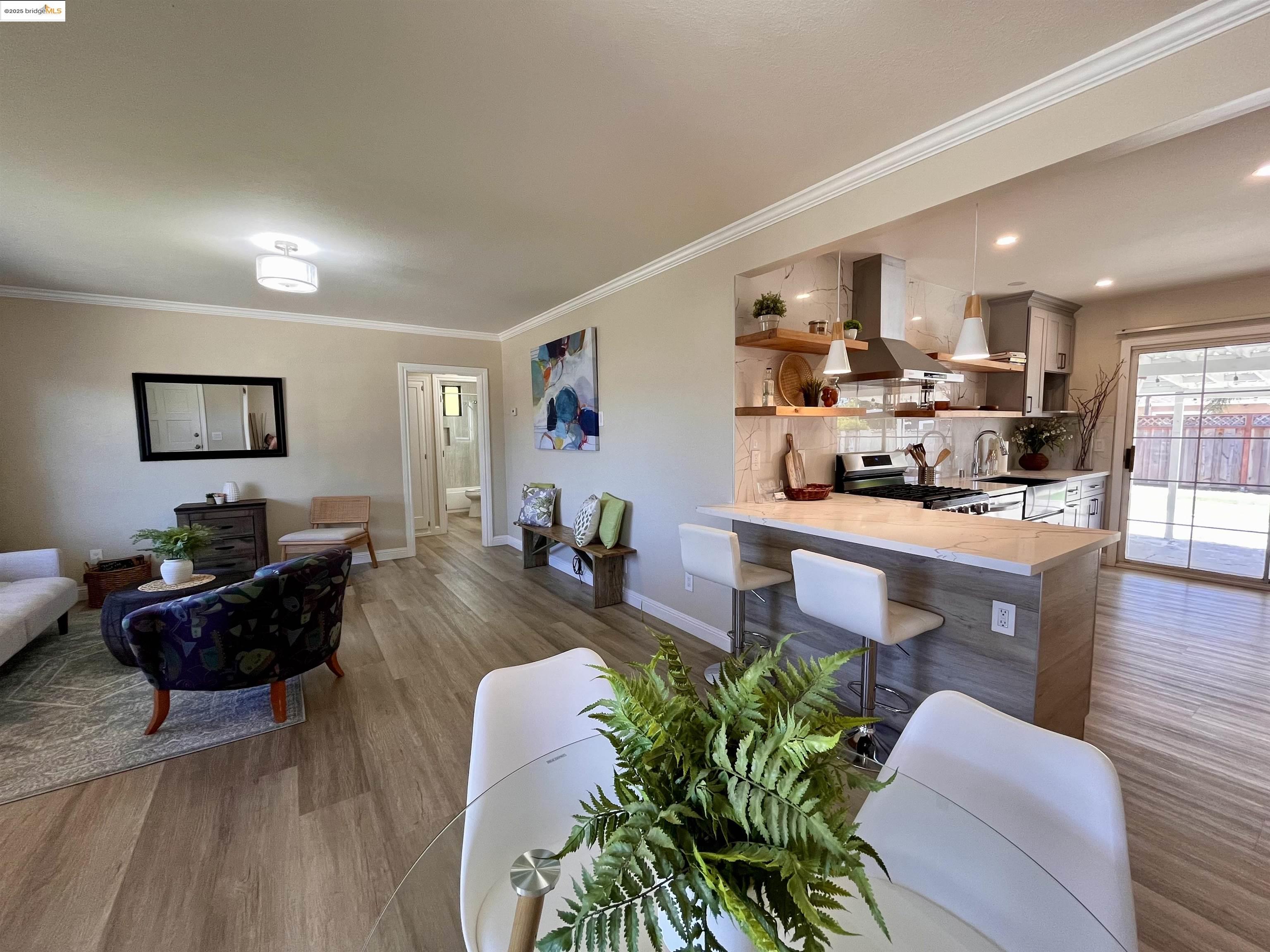 Detail Gallery Image 5 of 27 For 389 White Dr, Hayward,  CA 94544 - 3 Beds | 2 Baths