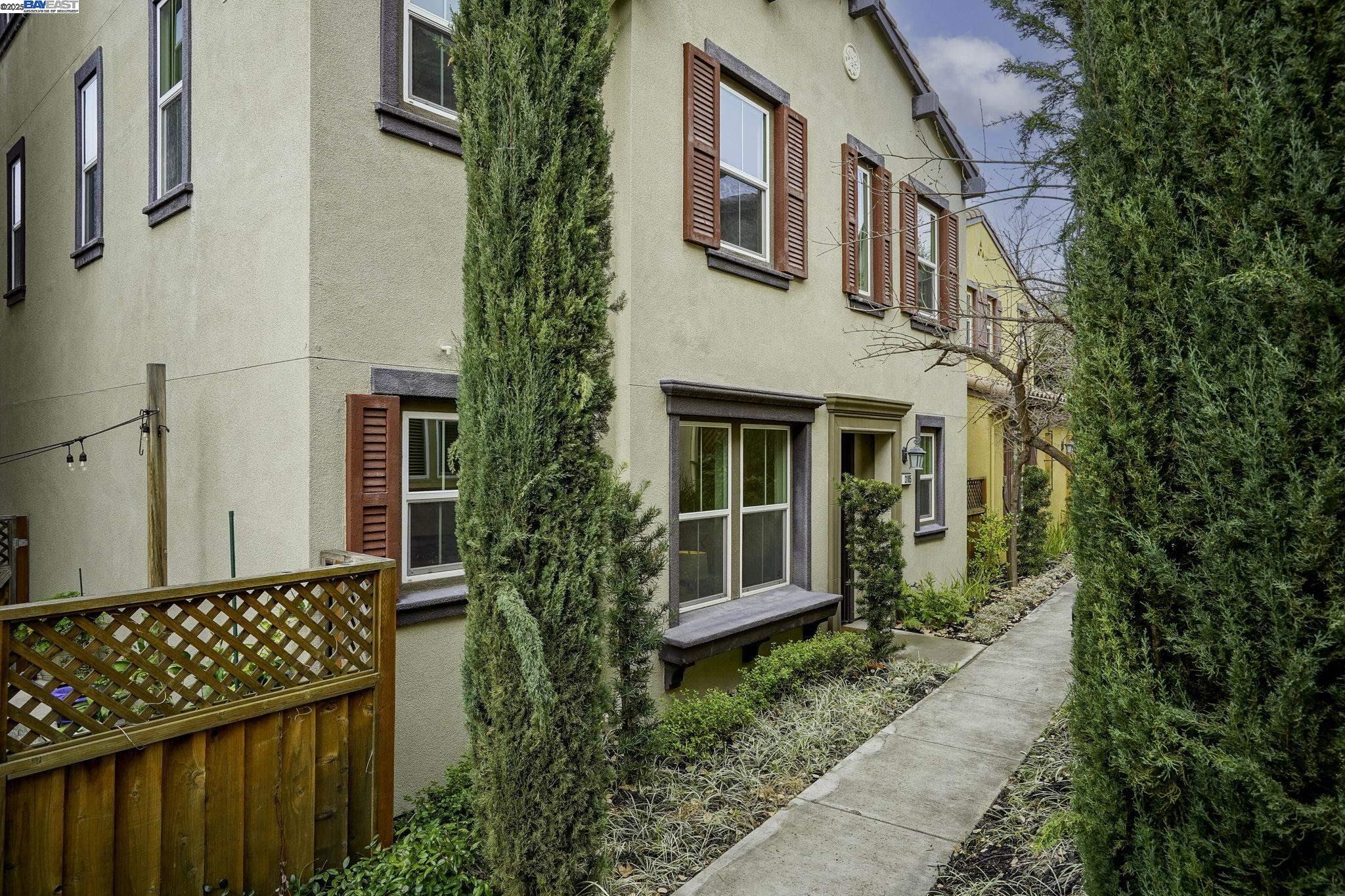 Detail Gallery Image 2 of 45 For 3105 Vittoria Loop, Dublin,  CA 94568 - 4 Beds | 3/1 Baths