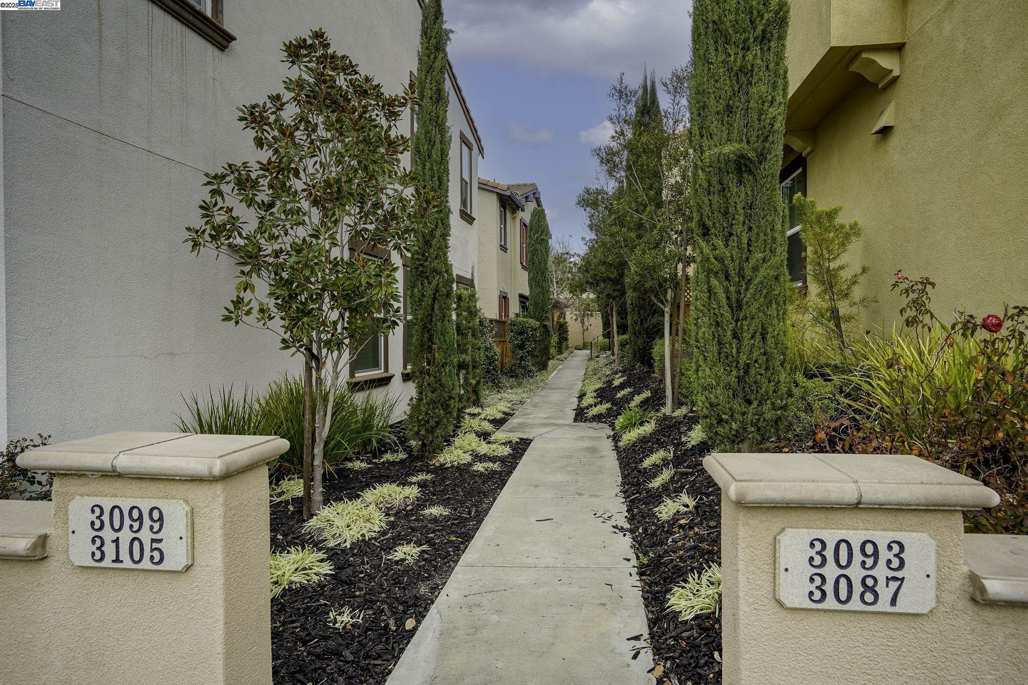 Detail Gallery Image 4 of 45 For 3105 Vittoria Loop, Dublin,  CA 94568 - 4 Beds | 3/1 Baths