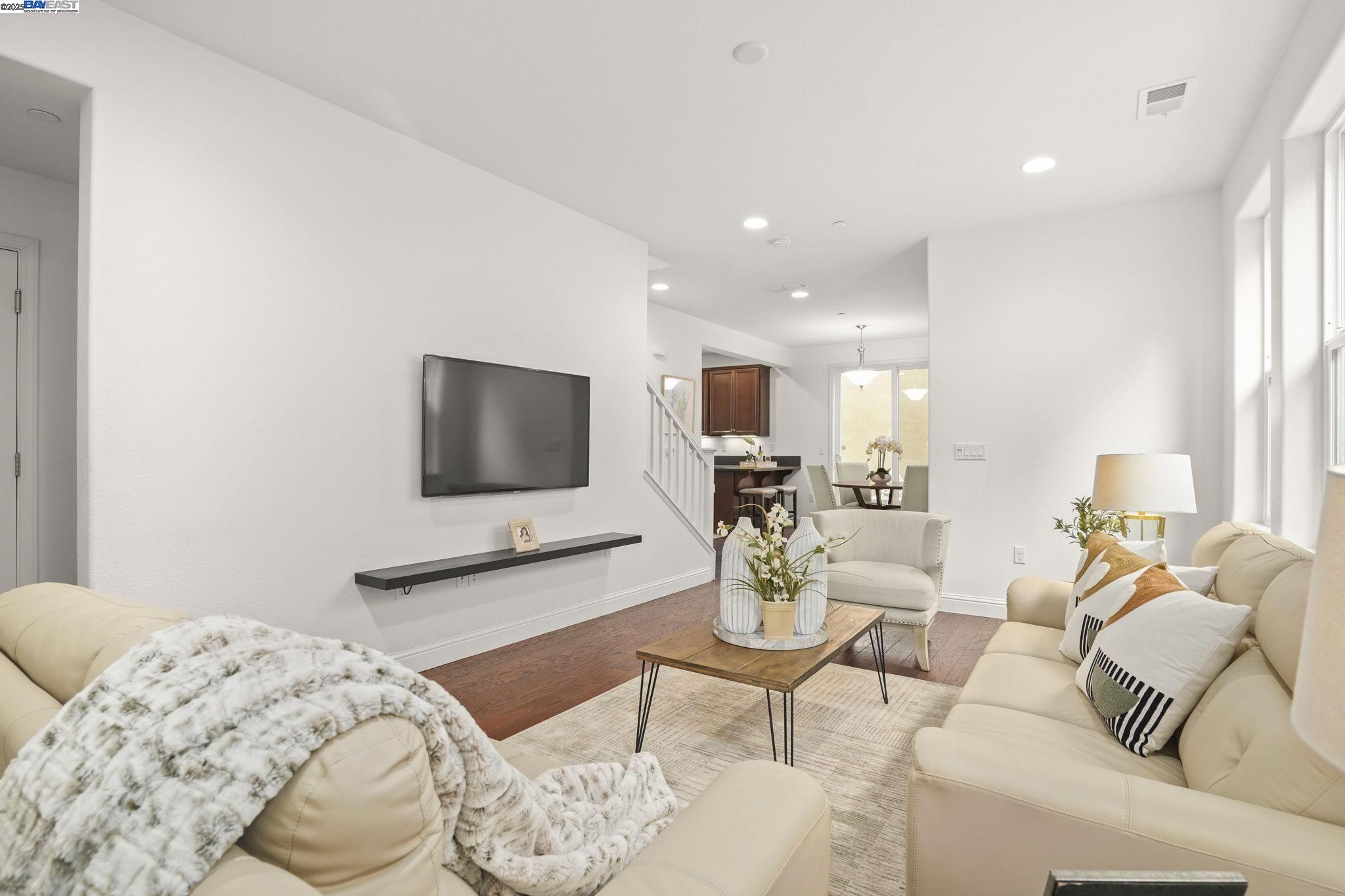 Detail Gallery Image 6 of 45 For 3105 Vittoria Loop, Dublin,  CA 94568 - 4 Beds | 3/1 Baths