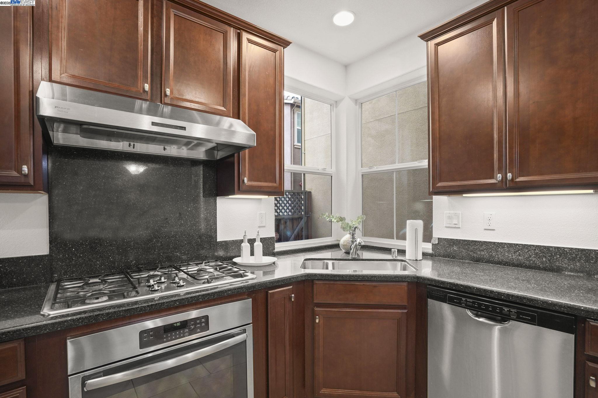 Detail Gallery Image 10 of 45 For 3105 Vittoria Loop, Dublin,  CA 94568 - 4 Beds | 3/1 Baths