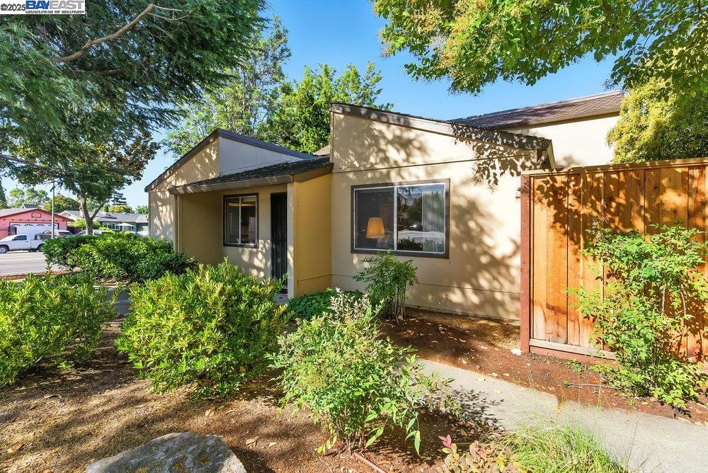 Detail Gallery Image 2 of 33 For 1975 Landess Ave, Milpitas,  CA 95035 - 2 Beds | 1 Baths
