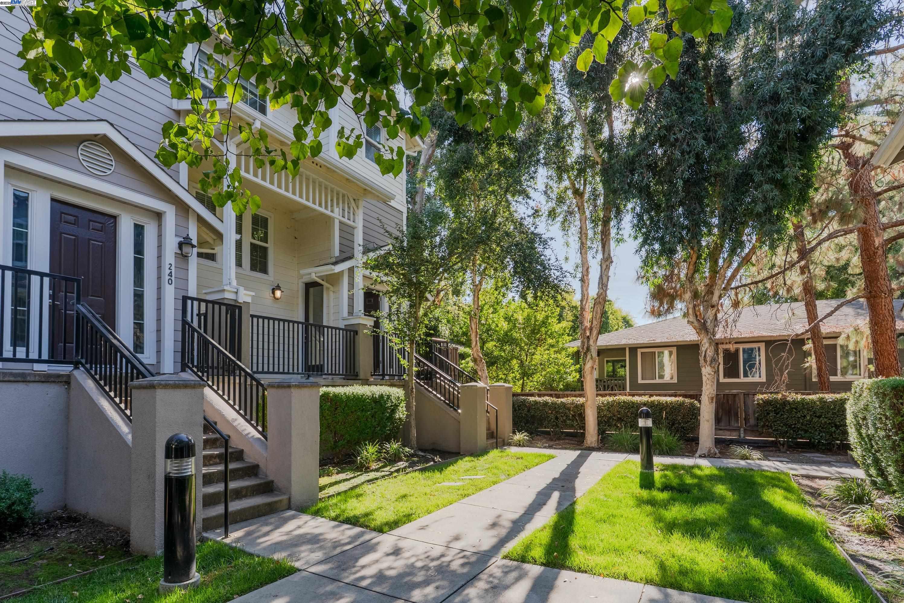 Detail Gallery Image 2 of 32 For 236 Birch Creek Ter, Pleasanton,  CA 94566 - 3 Beds | 2/1 Baths