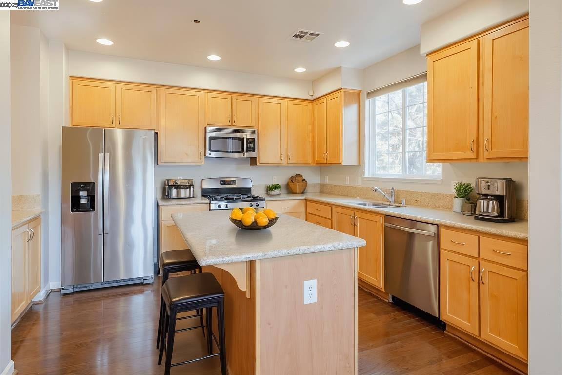 Detail Gallery Image 11 of 32 For 236 Birch Creek Ter, Pleasanton,  CA 94566 - 3 Beds | 2/1 Baths