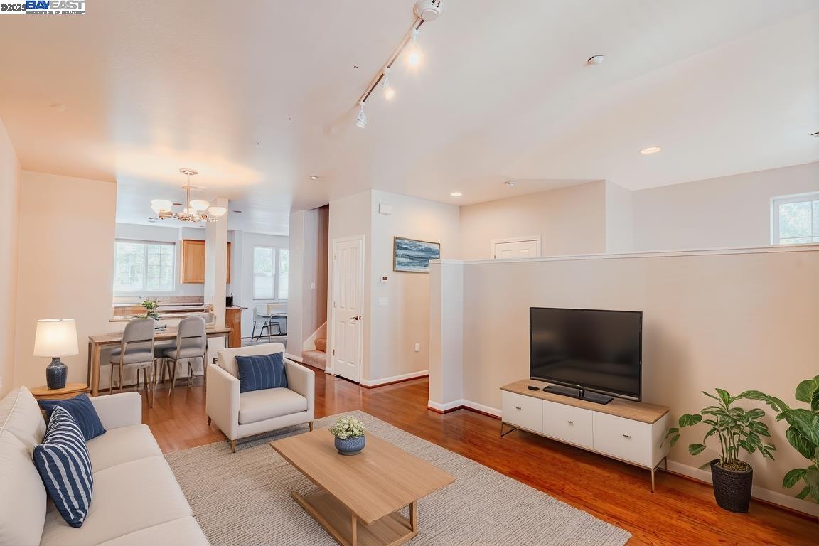 Detail Gallery Image 7 of 32 For 236 Birch Creek Ter, Pleasanton,  CA 94566 - 3 Beds | 2/1 Baths
