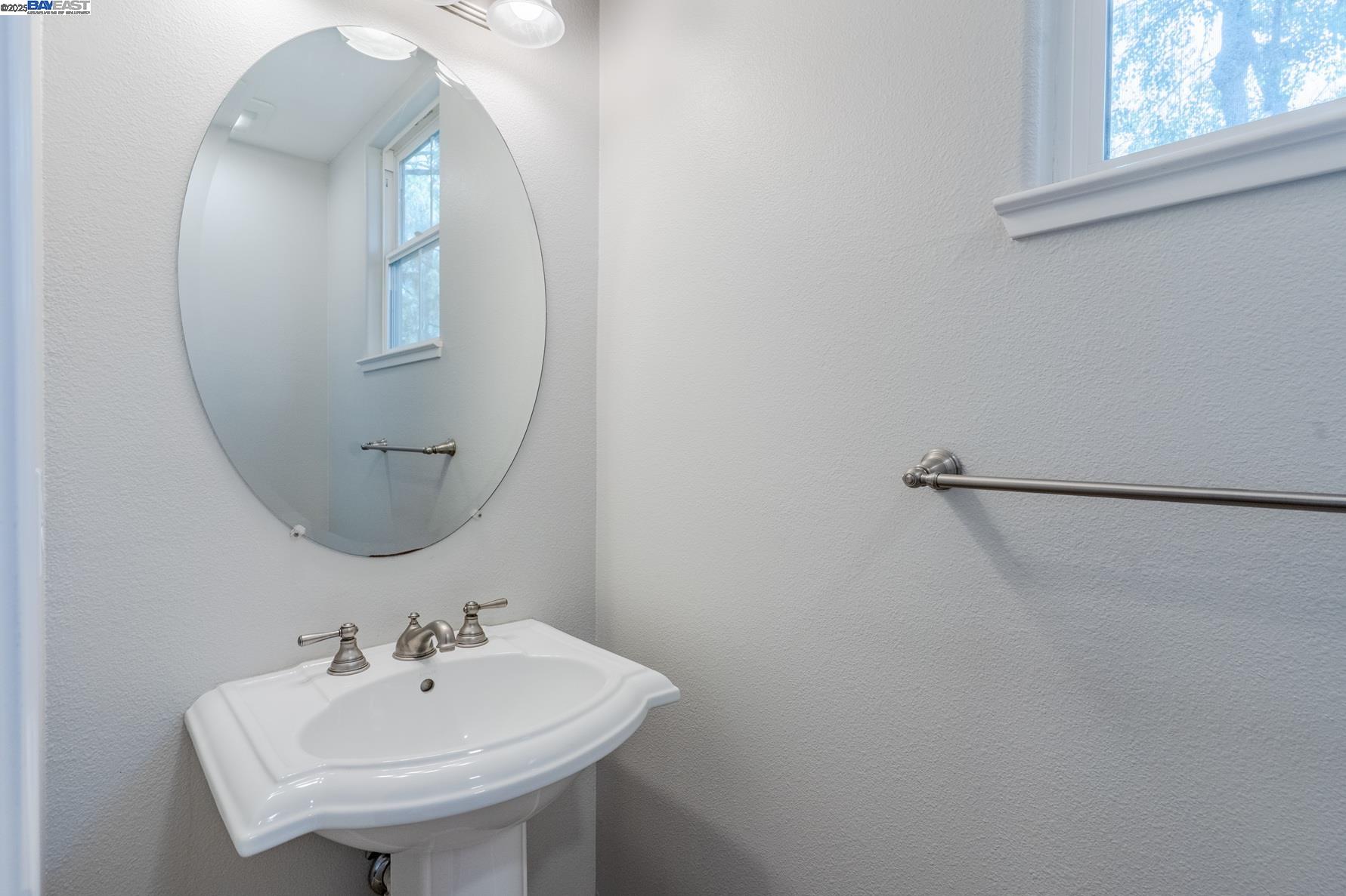 Detail Gallery Image 9 of 32 For 236 Birch Creek Ter, Pleasanton,  CA 94566 - 3 Beds | 2/1 Baths