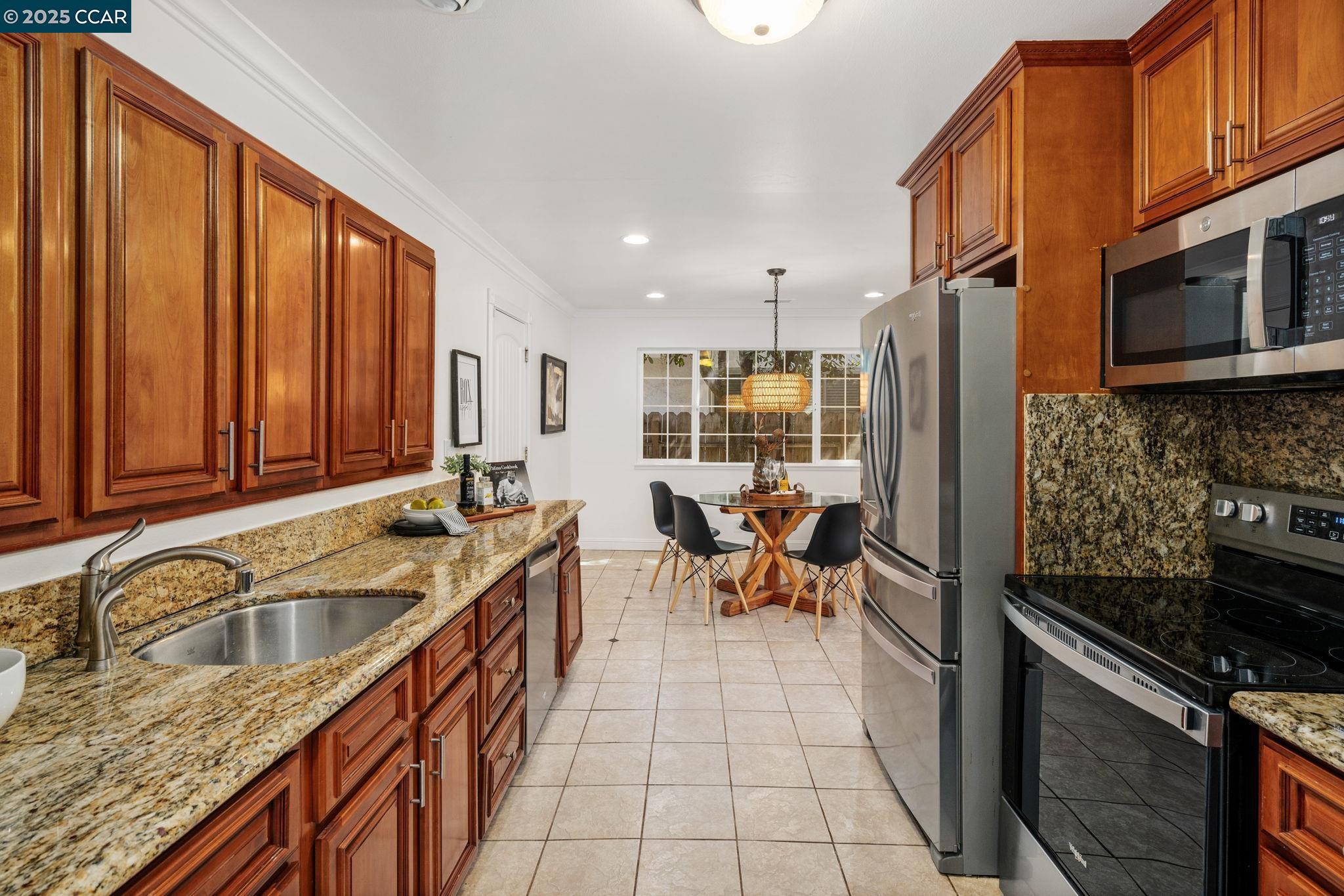 Detail Gallery Image 12 of 37 For 1950 Emerald St, Concord,  CA 94518 - 4 Beds | 2 Baths