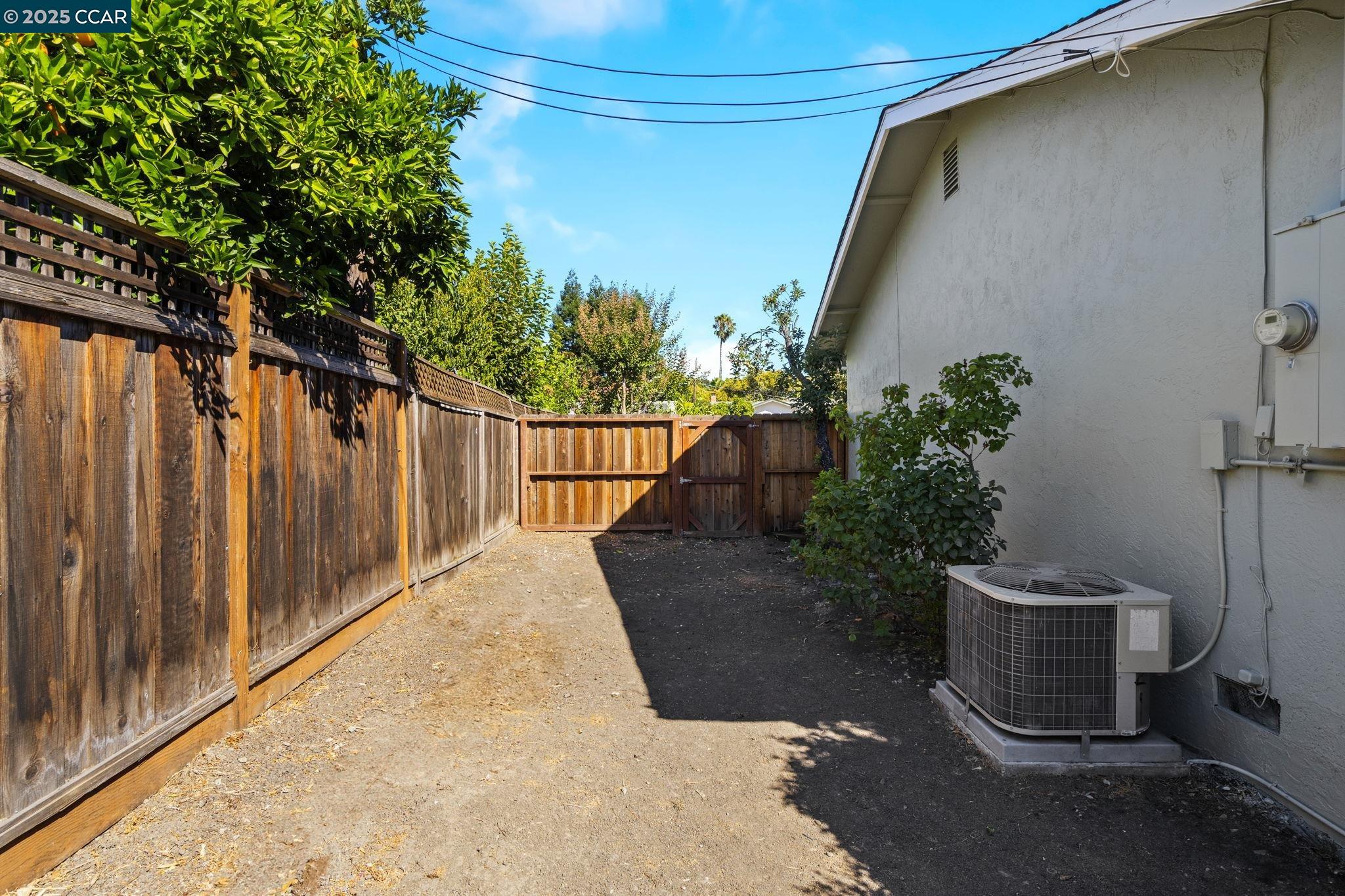 Detail Gallery Image 28 of 37 For 1950 Emerald St, Concord,  CA 94518 - 4 Beds | 2 Baths