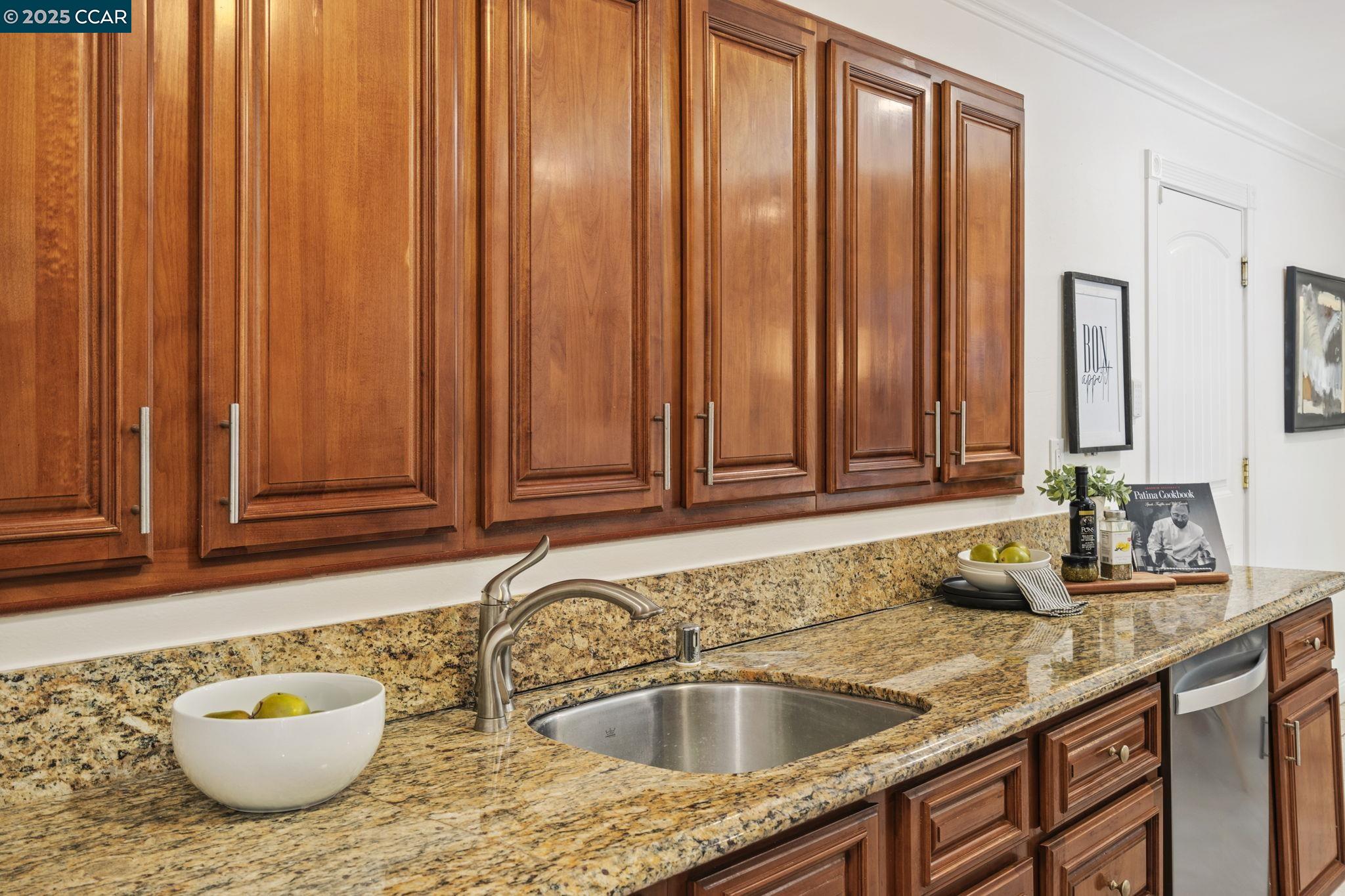 Detail Gallery Image 8 of 37 For 1950 Emerald St, Concord,  CA 94518 - 4 Beds | 2 Baths