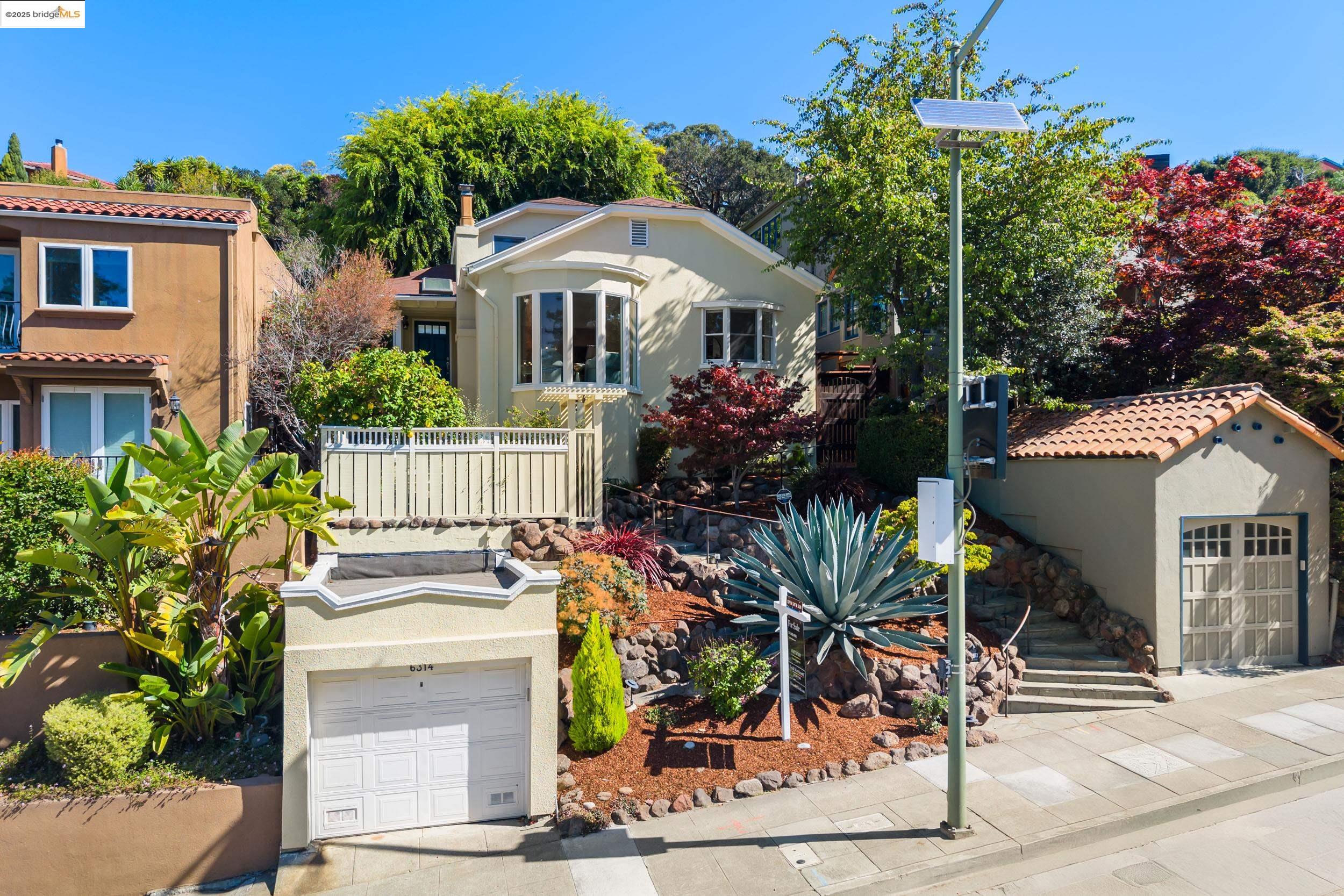 Detail Gallery Image 1 of 48 For 6314 Broadway Ter, Oakland,  CA 94618 - 3 Beds | 1 Baths