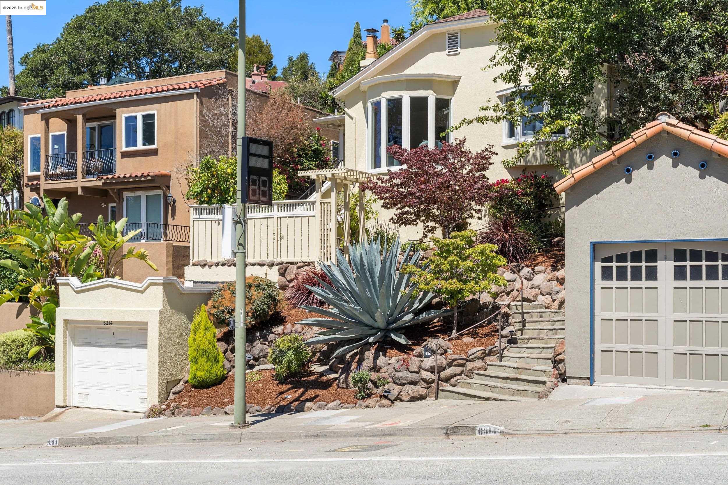 Detail Gallery Image 2 of 48 For 6314 Broadway Ter, Oakland,  CA 94618 - 3 Beds | 1 Baths