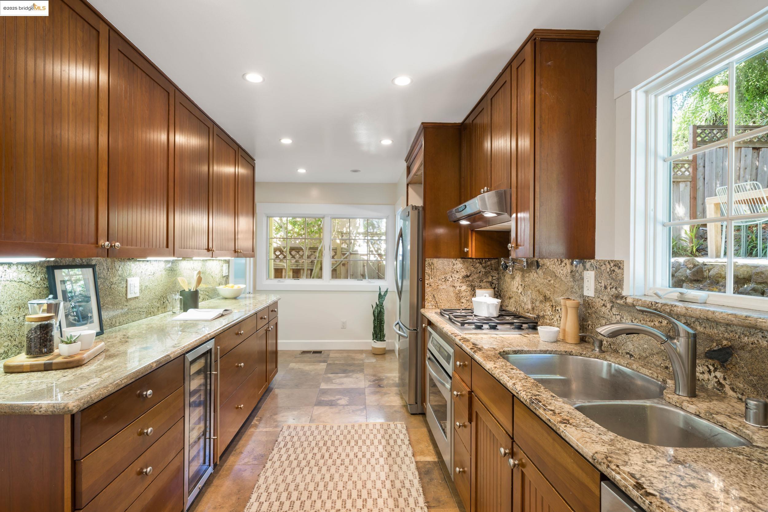 Detail Gallery Image 11 of 48 For 6314 Broadway Ter, Oakland,  CA 94618 - 3 Beds | 1 Baths