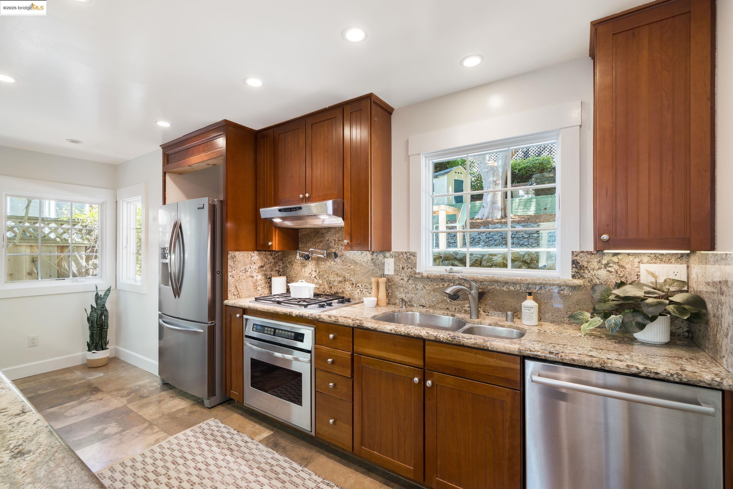 Detail Gallery Image 12 of 48 For 6314 Broadway Ter, Oakland,  CA 94618 - 3 Beds | 1 Baths