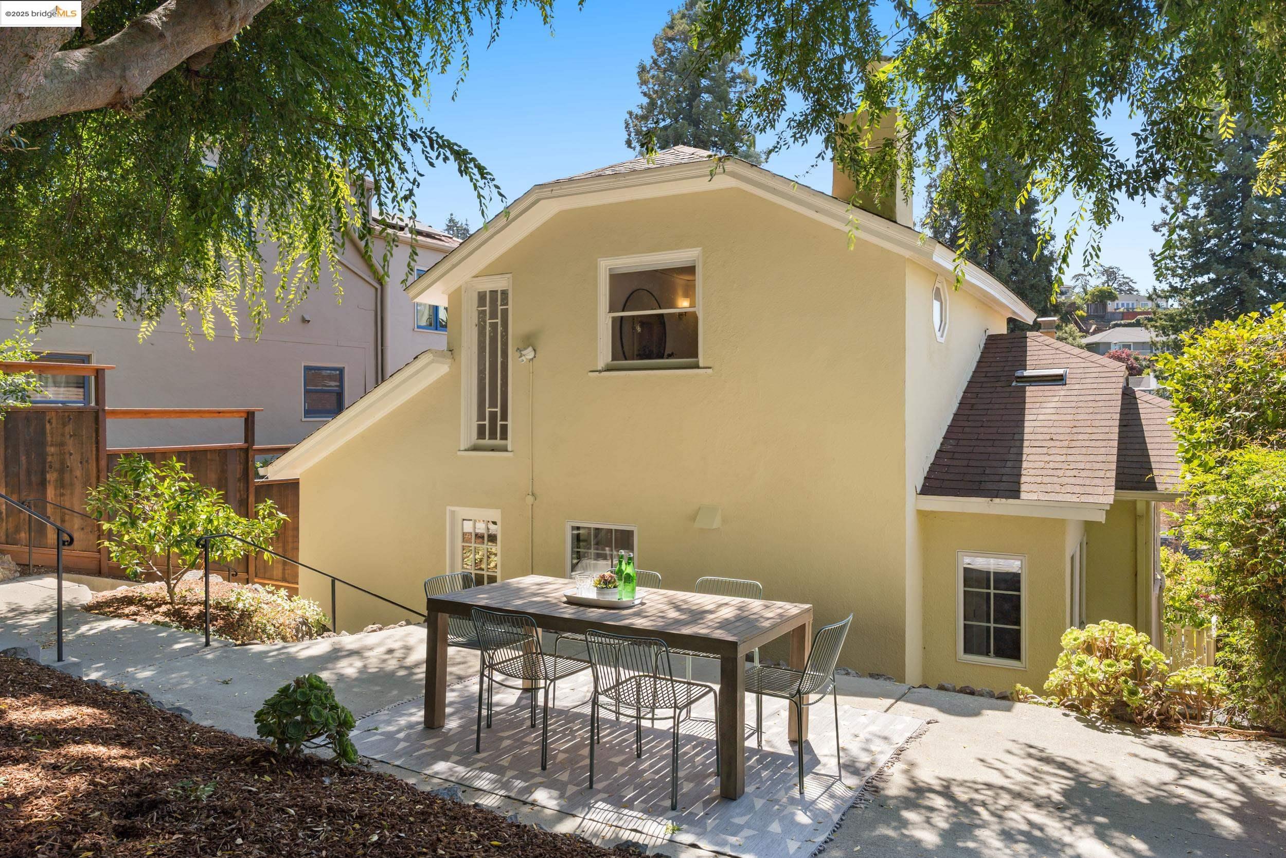 Detail Gallery Image 13 of 48 For 6314 Broadway Ter, Oakland,  CA 94618 - 3 Beds | 1 Baths