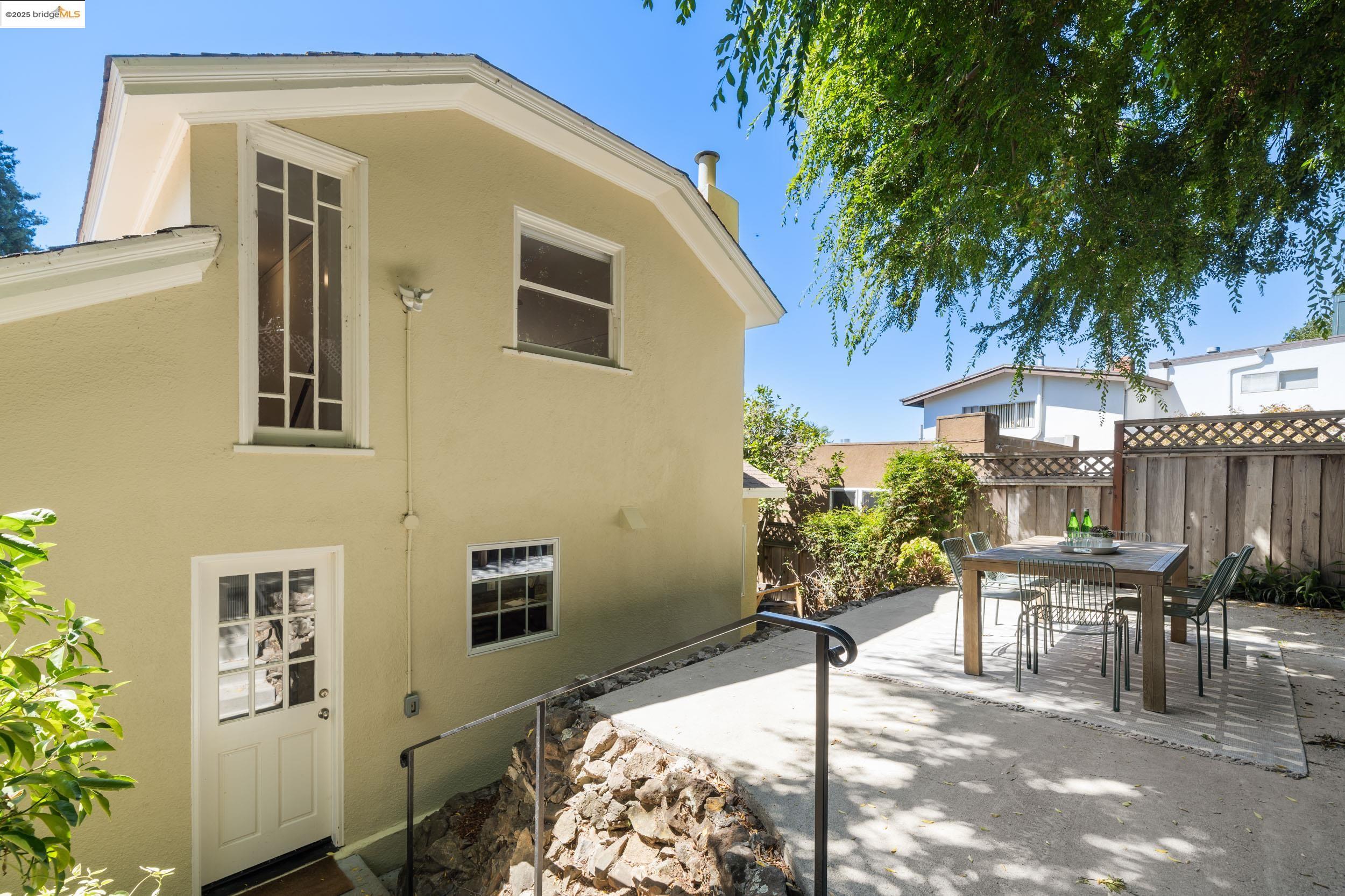 Detail Gallery Image 14 of 48 For 6314 Broadway Ter, Oakland,  CA 94618 - 3 Beds | 1 Baths