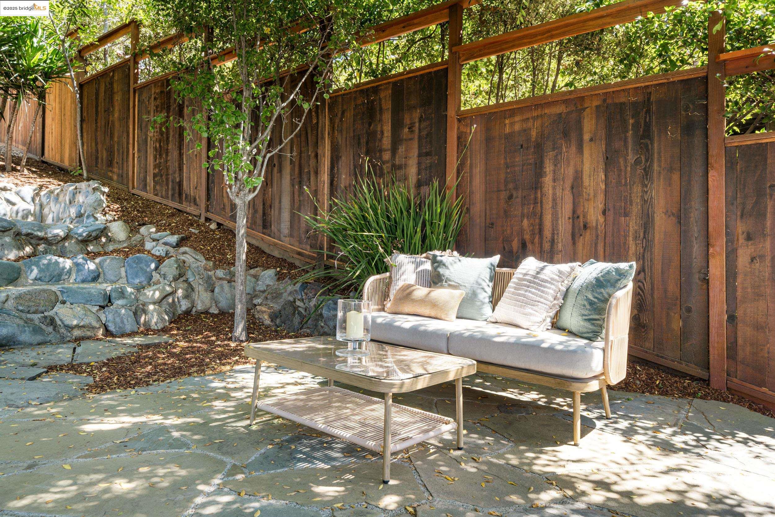 Detail Gallery Image 16 of 48 For 6314 Broadway Ter, Oakland,  CA 94618 - 3 Beds | 1 Baths