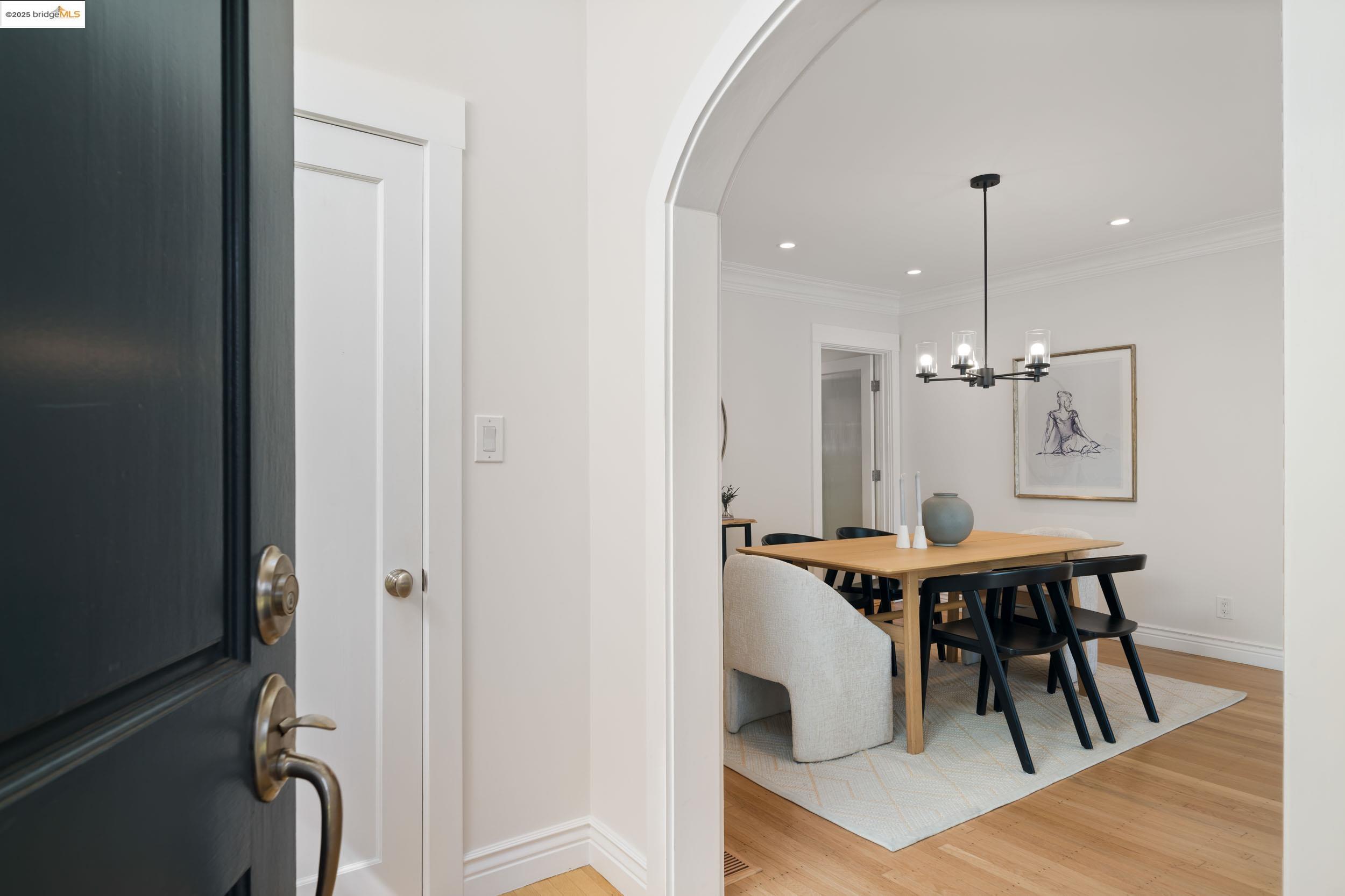 Detail Gallery Image 3 of 48 For 6314 Broadway Ter, Oakland,  CA 94618 - 3 Beds | 1 Baths