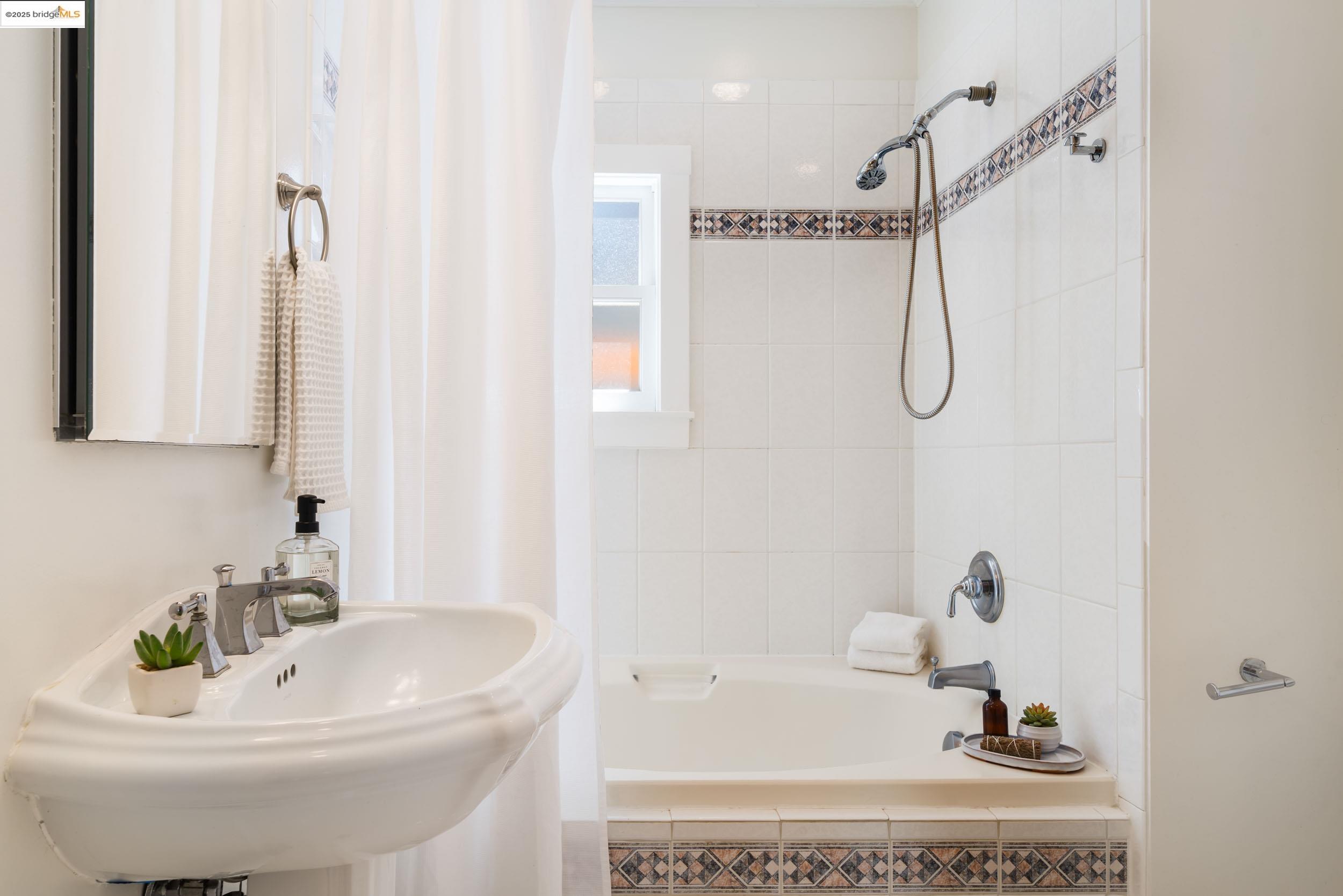 Detail Gallery Image 33 of 48 For 6314 Broadway Ter, Oakland,  CA 94618 - 3 Beds | 1 Baths