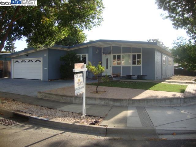 Detail Gallery Image 2 of 7 For 24282 Willimet Way, Hayward,  CA 94544 - 3 Beds | 2 Baths