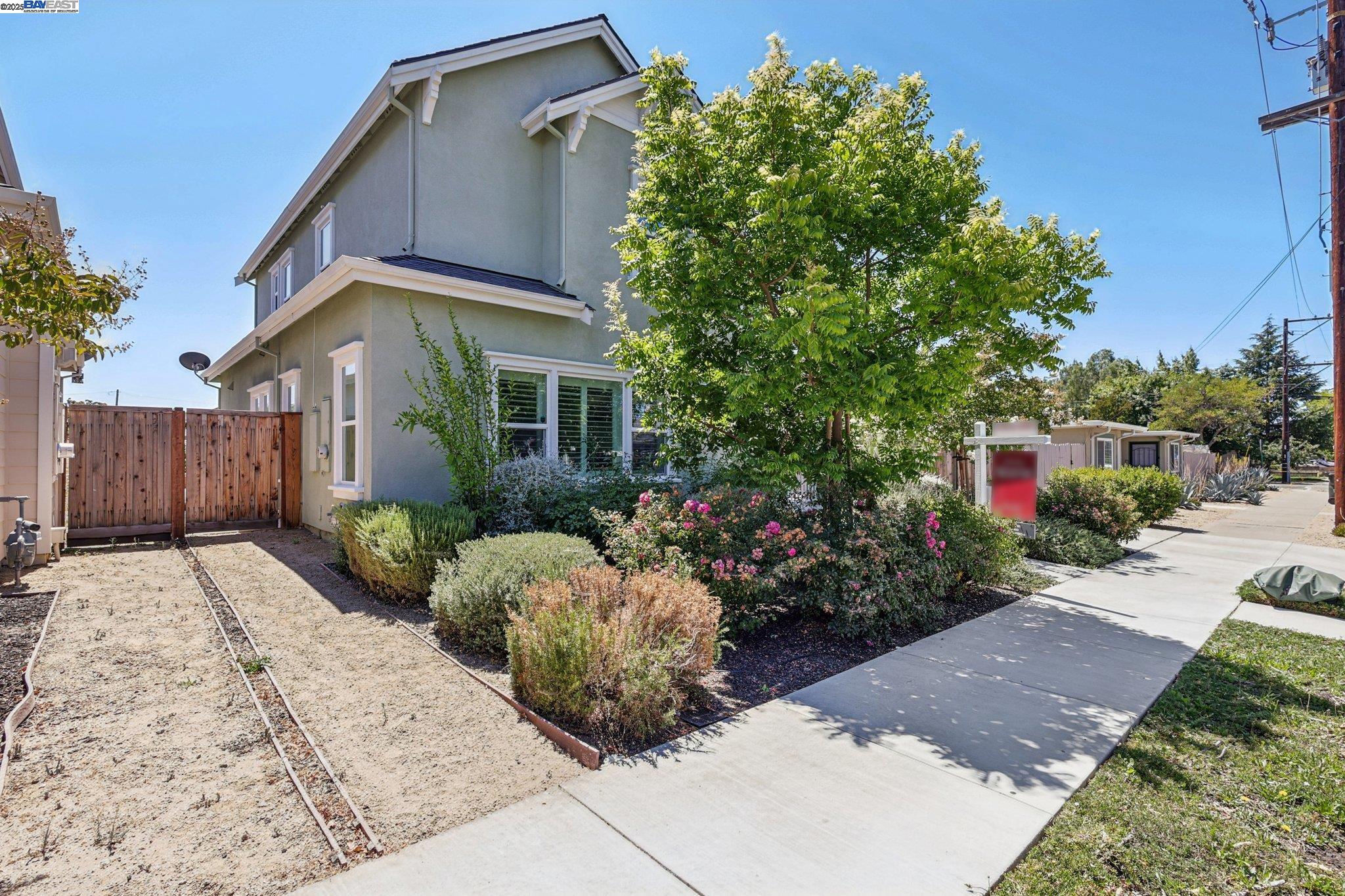Detail Gallery Image 3 of 38 For 2145 Linden St, Livermore,  CA 94551 - 4 Beds | 3 Baths