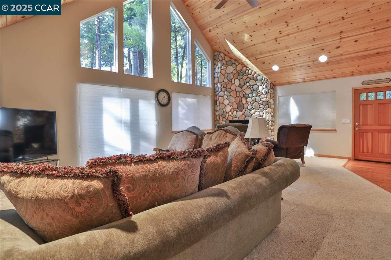 Detail Gallery Image 3 of 58 For 2883 Chinook Way, Dorrington,  CA 95223 - 3 Beds | 3/1 Baths