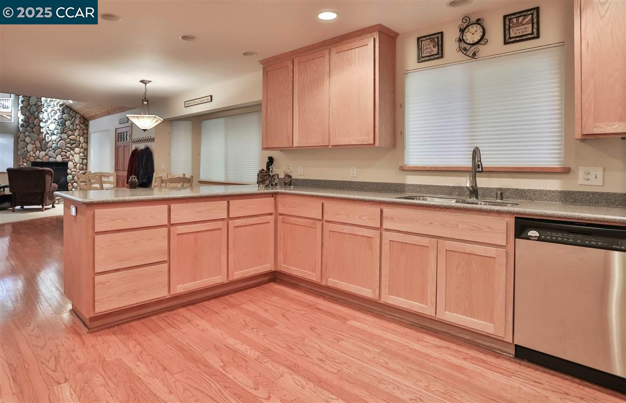 Detail Gallery Image 8 of 58 For 2883 Chinook Way, Dorrington,  CA 95223 - 3 Beds | 3/1 Baths