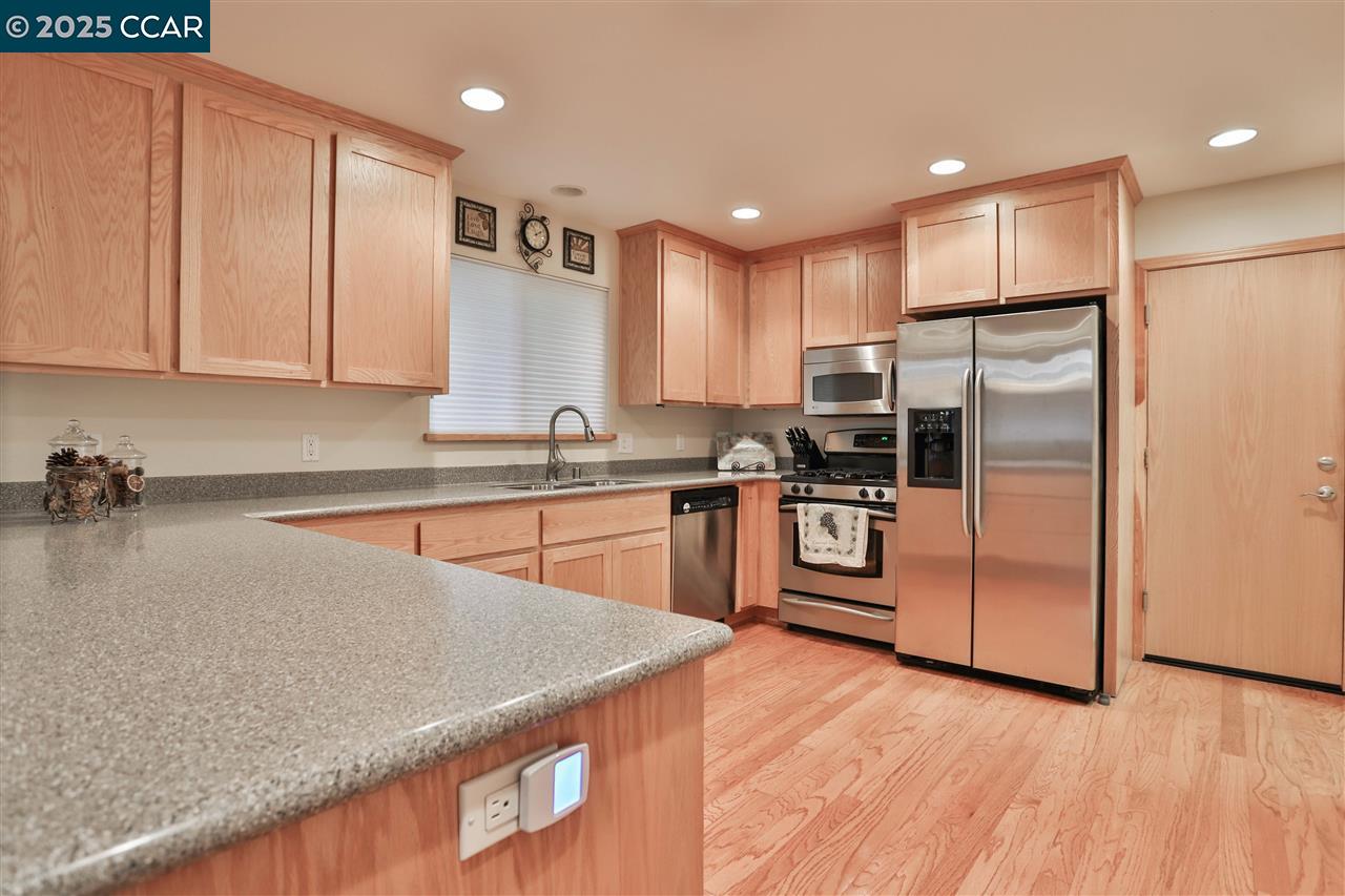 Detail Gallery Image 9 of 58 For 2883 Chinook Way, Dorrington,  CA 95223 - 3 Beds | 3/1 Baths