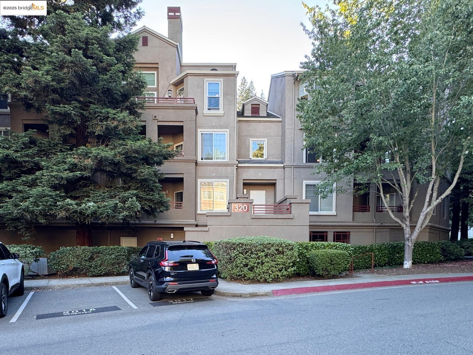 Detail Gallery Image 2 of 44 For 320 Caldecott Ln #127,  Oakland,  CA 94618 - 2 Beds | 2 Baths