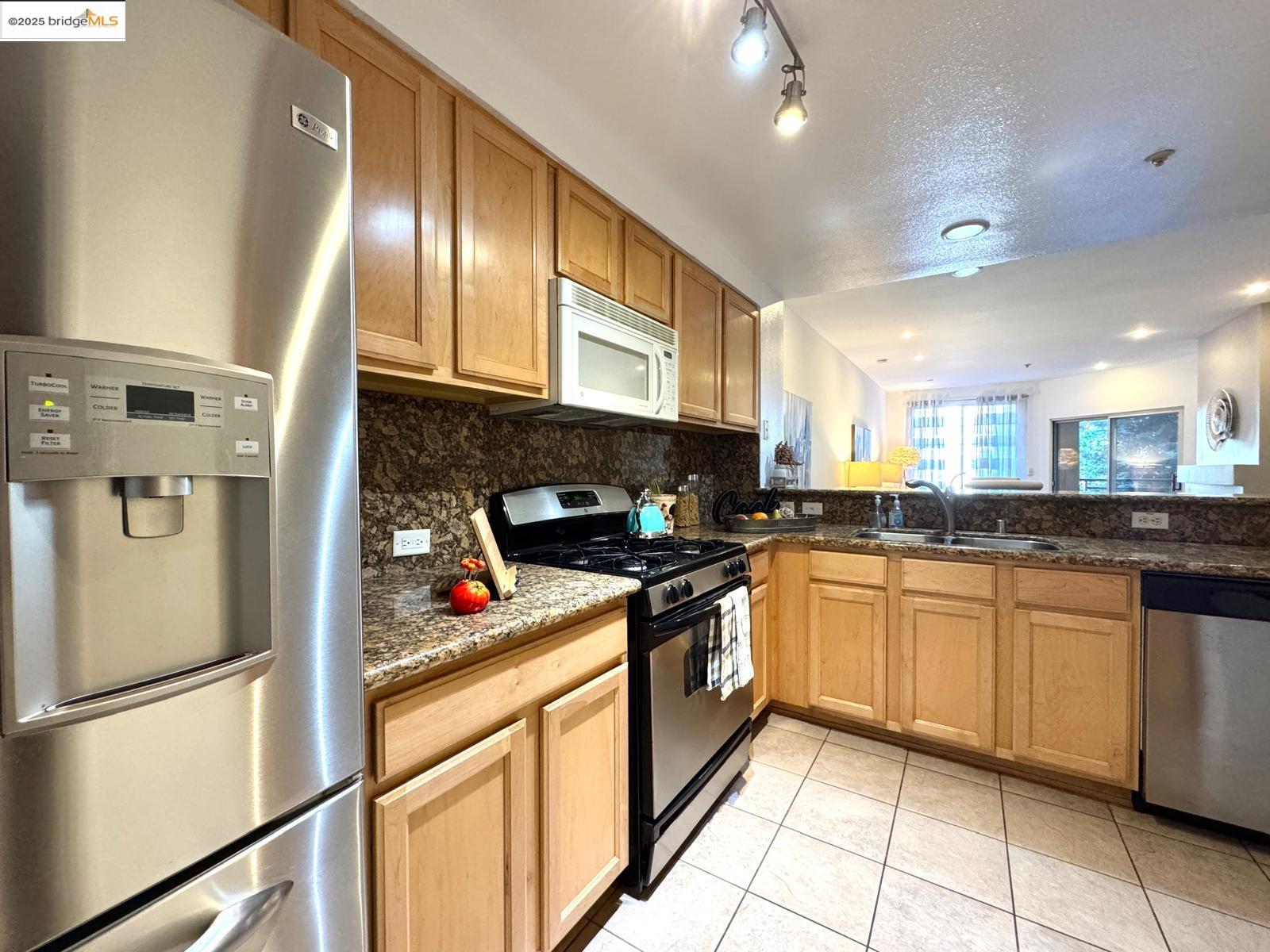 Detail Gallery Image 13 of 44 For 320 Caldecott Ln #127,  Oakland,  CA 94618 - 2 Beds | 2 Baths