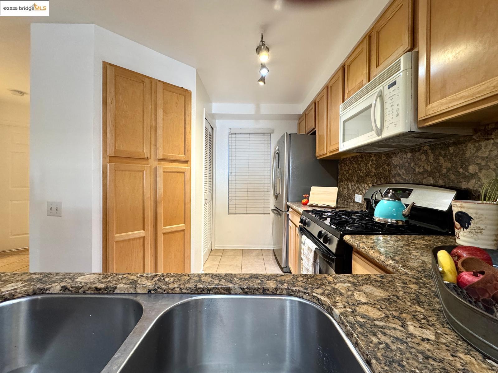 Detail Gallery Image 14 of 44 For 320 Caldecott Ln #127,  Oakland,  CA 94618 - 2 Beds | 2 Baths