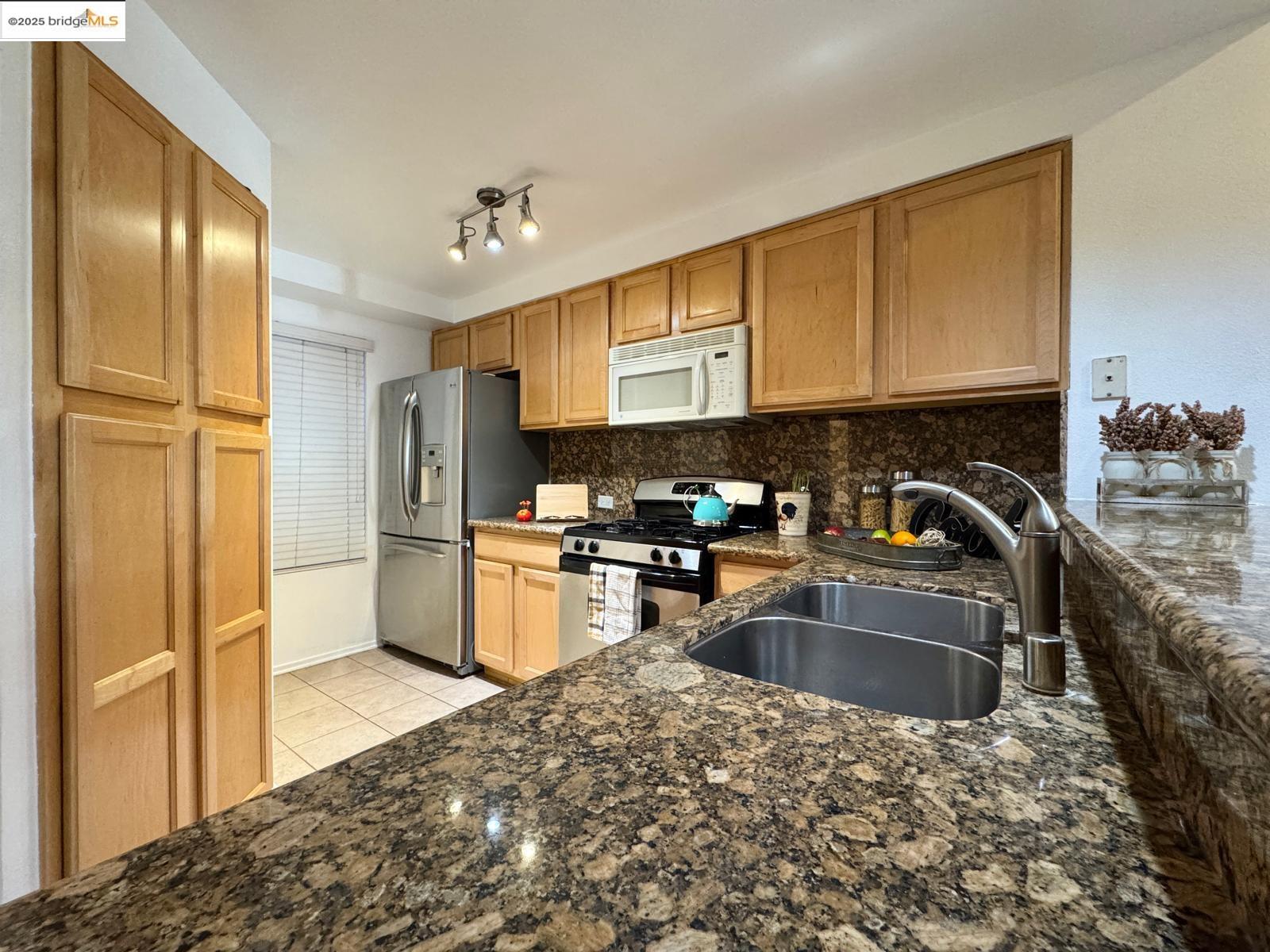 Detail Gallery Image 15 of 44 For 320 Caldecott Ln #127,  Oakland,  CA 94618 - 2 Beds | 2 Baths