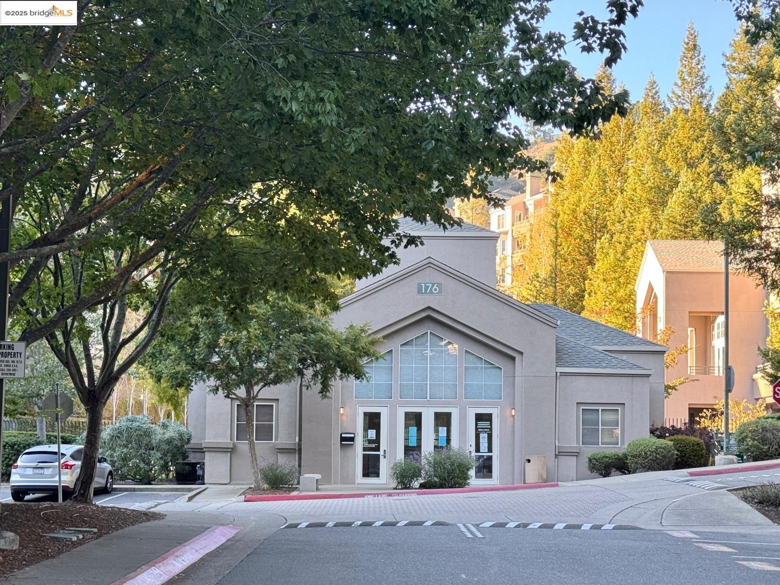 Detail Gallery Image 3 of 44 For 320 Caldecott Ln #127,  Oakland,  CA 94618 - 2 Beds | 2 Baths